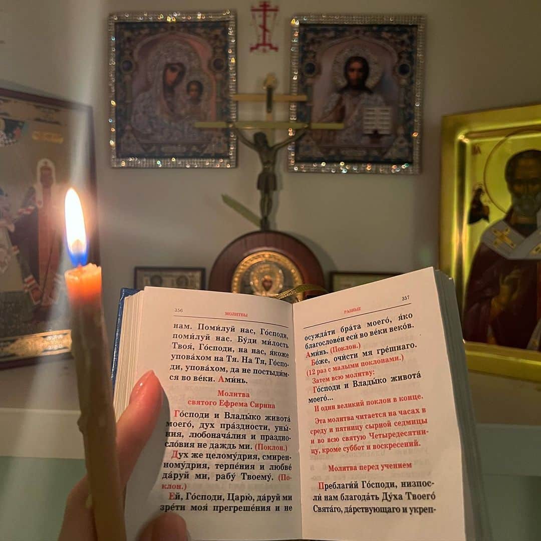 ヴラダ・ロスリャコヴァのインスタグラム：「I decided to leave instagram (still reachable by e-mail, WhatsApp, Telegram) for the period of Great Lent. Monday is the first day.  Today is Forgivness Sunday.  - Sorry! - God will forgive, and I forgive.  In our culture these are special words that we say to each other when we meet on this day. By forgiving each other, we have mercy from God. "Forgive, and you will be forgiven" - the Lord tells us.     How can we forgive someone who has hurt us? - The answer to this question is in the word “forgive” itself: to look at the grieving person simply, without trying to remake him or even understand him.  He is what he is.  He has his own pain and mistakes.  Let us entrust him to God, who wants to correct him more than we do and, unlike us, knows how to do it.  Until Easter 🕊」