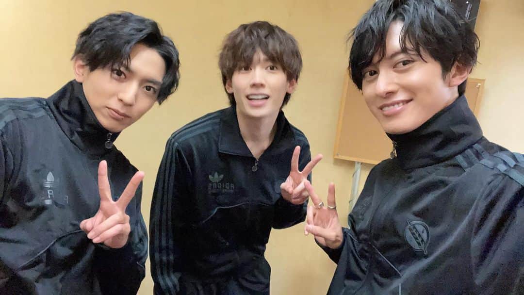 菊池修司のインスタグラム：「そういえば、親父からよしとゆーのすけと三人のオソロの上下ジャージをプレゼントしてもらいました😊 2人とも、よく使ってくれてて嬉しい！いつか三人で着てるところ皆さんにも見せたいなぁ😊」