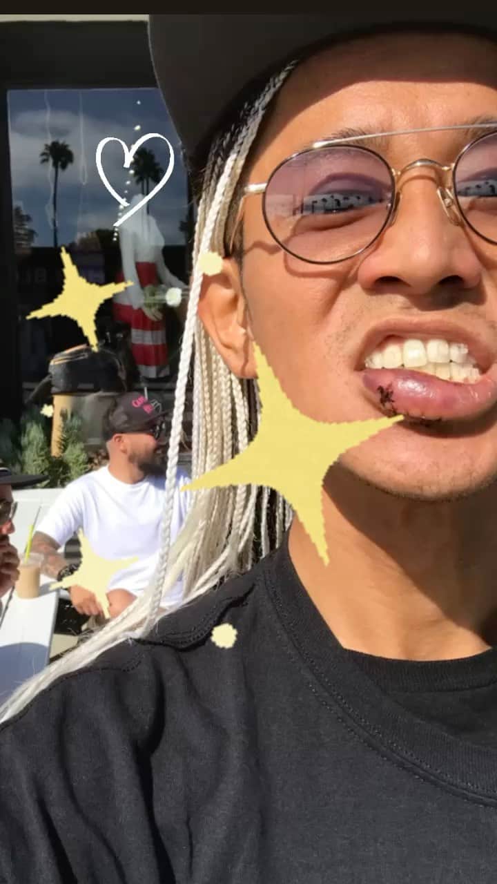 ヒデトレのインスタグラム：「2017📍🇺🇸 歯、顎、首ヅレて、唇取れかけて血だらけで動けず 海で死にかけてたところを救ってくださいました。  都会で心身ともに壊れ病んでたときも…😢  何度何度も救われてる🥺  今こうして再起動させていただいてるのもお陰様です。 愛 感謝💓 はちにい。よしえさま。 ありがとうございます✨🥲  Re START▶️  🐢  狂ったわたしに関わってくださったみなさま 不快にさせて ごめんなさい。🙇🏻  そして、寛大に優しくありがとうございます🤍🥲  いまは、毎日 海入って禊して清めてるから邪念はなく穏やか✨🌊  なはず、  関わるみんなに喜んで笑ってもらえるように 成長してがんばるぞーー🔥💪🏻  #ヒデトレ　  #躾 You can be anything you want to be 🌼」
