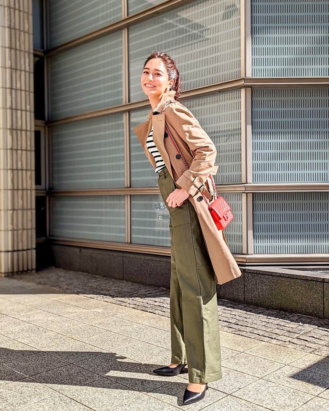 石井里奈さんのインスタグラム写真 - (石井里奈Instagram)「こんにちは☀️ こないだの @classy_mag_insta 撮影コーデ📸✨ . 暖かくなって最近はもう春アウターが当たり前💕 . coat... @hyke_official  tops... @bordersatbalcony.official  pants... @hyke_official  shoes... @charleskeith_jp  bag... @chanelofficial  . ベイカーパンツ脚長くみえるし大人可愛く見えていい❤️ 今日も東京は暖かいですね✨ 今週も頑張っていきましょう！ . #りなまるコーデ #trenchcoat #トレンチコート #hyke #ハイク #bordersatbalcony #chanel #シャネル #シャネルバッグ #charlesandkeith #春服コーデ #春コーデ #ポニーテール #カジュアルコーデ #大人カジュアル #ボーダー #ボーダートップス #ベイカーパンツ #パンツコーデ #カジュアルファッション #大人女子 #ヘアアレンジ #chanelbag #コーディネート #コーデ #今日のコーデ #きょコ #ファッション #カジュアルファッション #カジュアル #ハイヒール」3月7日 12時15分 - ri7tin1025