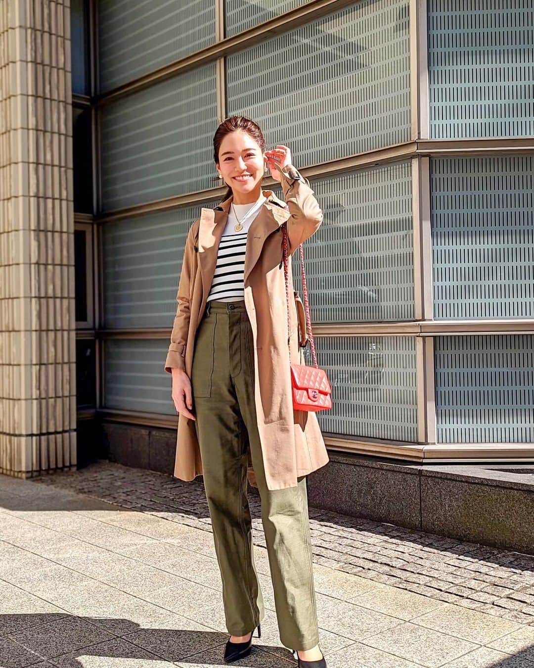 石井里奈さんのインスタグラム写真 - (石井里奈Instagram)「こんにちは☀️ こないだの @classy_mag_insta 撮影コーデ📸✨ . 暖かくなって最近はもう春アウターが当たり前💕 . coat... @hyke_official  tops... @bordersatbalcony.official  pants... @hyke_official  shoes... @charleskeith_jp  bag... @chanelofficial  . ベイカーパンツ脚長くみえるし大人可愛く見えていい❤️ 今日も東京は暖かいですね✨ 今週も頑張っていきましょう！ . #りなまるコーデ #trenchcoat #トレンチコート #hyke #ハイク #bordersatbalcony #chanel #シャネル #シャネルバッグ #charlesandkeith #春服コーデ #春コーデ #ポニーテール #カジュアルコーデ #大人カジュアル #ボーダー #ボーダートップス #ベイカーパンツ #パンツコーデ #カジュアルファッション #大人女子 #ヘアアレンジ #chanelbag #コーディネート #コーデ #今日のコーデ #きょコ #ファッション #カジュアルファッション #カジュアル #ハイヒール」3月7日 12時15分 - ri7tin1025