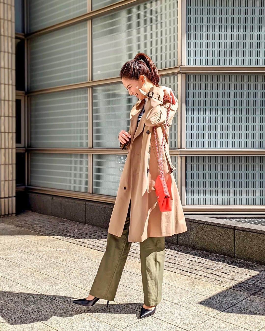 石井里奈さんのインスタグラム写真 - (石井里奈Instagram)「こんにちは☀️ こないだの @classy_mag_insta 撮影コーデ📸✨ . 暖かくなって最近はもう春アウターが当たり前💕 . coat... @hyke_official  tops... @bordersatbalcony.official  pants... @hyke_official  shoes... @charleskeith_jp  bag... @chanelofficial  . ベイカーパンツ脚長くみえるし大人可愛く見えていい❤️ 今日も東京は暖かいですね✨ 今週も頑張っていきましょう！ . #りなまるコーデ #trenchcoat #トレンチコート #hyke #ハイク #bordersatbalcony #chanel #シャネル #シャネルバッグ #charlesandkeith #春服コーデ #春コーデ #ポニーテール #カジュアルコーデ #大人カジュアル #ボーダー #ボーダートップス #ベイカーパンツ #パンツコーデ #カジュアルファッション #大人女子 #ヘアアレンジ #chanelbag #コーディネート #コーデ #今日のコーデ #きょコ #ファッション #カジュアルファッション #カジュアル #ハイヒール」3月7日 12時15分 - ri7tin1025