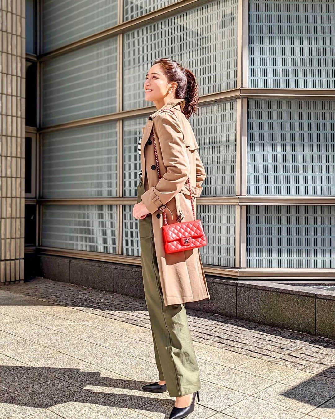 石井里奈さんのインスタグラム写真 - (石井里奈Instagram)「こんにちは☀️ こないだの @classy_mag_insta 撮影コーデ📸✨ . 暖かくなって最近はもう春アウターが当たり前💕 . coat... @hyke_official  tops... @bordersatbalcony.official  pants... @hyke_official  shoes... @charleskeith_jp  bag... @chanelofficial  . ベイカーパンツ脚長くみえるし大人可愛く見えていい❤️ 今日も東京は暖かいですね✨ 今週も頑張っていきましょう！ . #りなまるコーデ #trenchcoat #トレンチコート #hyke #ハイク #bordersatbalcony #chanel #シャネル #シャネルバッグ #charlesandkeith #春服コーデ #春コーデ #ポニーテール #カジュアルコーデ #大人カジュアル #ボーダー #ボーダートップス #ベイカーパンツ #パンツコーデ #カジュアルファッション #大人女子 #ヘアアレンジ #chanelbag #コーディネート #コーデ #今日のコーデ #きょコ #ファッション #カジュアルファッション #カジュアル #ハイヒール」3月7日 12時15分 - ri7tin1025