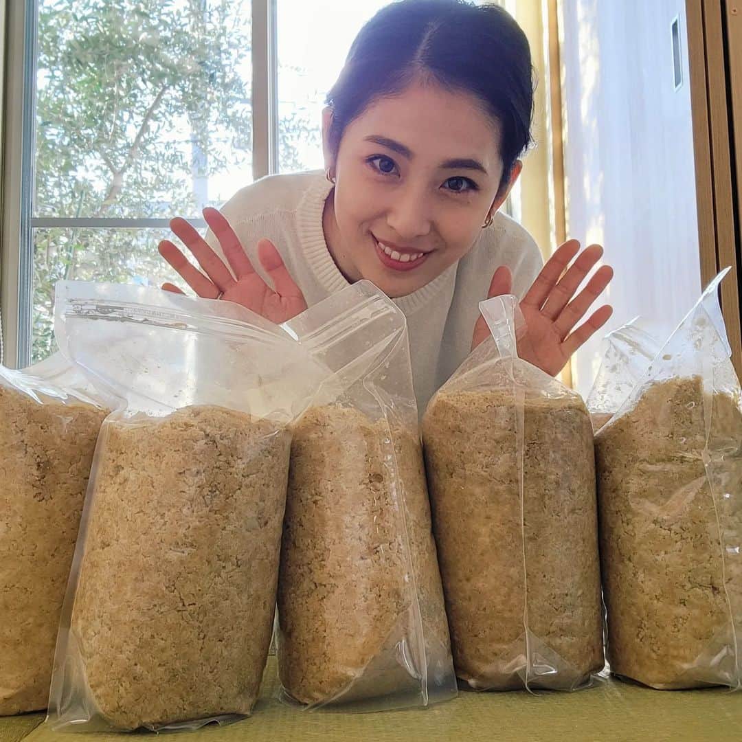 本仮屋リイナのインスタグラム：「16キロ分のお味噌(四人家族1年分)を仕込んだぞーー！💪  途中経過の写真も撮りたかったのですが、そんな余裕は微塵もなく(手はつぶした豆だらけですし)、お味噌を仕込んでから一週間経って、昨日ようやく写真を撮りました。　  今年は、5歳の長男が大活躍で、ちょうど遊びに来ていた80才の祖母と母も加わり、親子四世代で作れたのは感慨深いです😊✨  4年前に失敗してから、お休みしていた味噌作り。 どうか今年のお味噌はおいしくできますように🙏✨ (失敗が少ないという、重石不要のチャック袋で挑戦！)  祈るような気持ちで10か月間、発酵していく様子を見守りたいと思います😤🌟  #手前味噌4年ぶリイナ #セルフタイマーで撮影している私を夫が撮ってくれてて #実はうしろに娘がいました😂 #無農薬 #自然栽培」