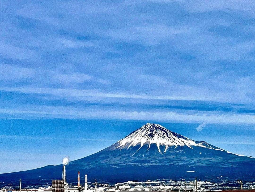 渡辺裕之さんのインスタグラム写真 - (渡辺裕之Instagram)「お仕事で関西へ  旅の友は いつもの おむすび 富士山🗻バック #旅の友 #おむすび  #ホテルザレーベン大阪」3月7日 12時23分 - hiroyuki6267