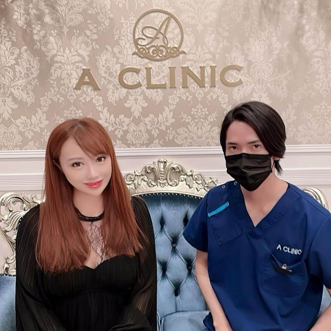 リアラさんのインスタグラム写真 - (リアラInstagram)「オープンしたばかりの  Aクリニック新宿院  @aclinic_shinjuku  に行きました🌸  担当は、戸田先生  @aclinic_toda  最近ジムやエステ行くようになって、顔も痩せたいって思うようになって、コンプレックスの顔を逆三角形にしたくて Aスレッドを受けに行った✨  店内めちゃくちゃ広くて綺麗で、カウンセリングや戸田先生も親身になってコンプレックス解消出来るようにしますと言って下さって、手術中も全く痛みもなく、看護師さん達が足ぽんぽんしてくれてたり、戸田先生も痛くないですか？もう少しですよー！とずっと声掛けてくださり凄く安心して受けれた✨  終わってから麻酔液残ってるはずなのに、顔の顎下から逆三角になっていて本当にえ！こんな変わったのびっくりです！！と思わず声が出た！  一週間後がもっと楽しみ…🥰✨  戸田先生にやって頂き、感謝しかありません。  今までの糸リフトで一番理想の輪郭になりました✨  症例写真や受けてからの印象や効果でも戸田先生全推し！！！  次は1day脂肪吸引やってみたい✨ダウンタイムなしの脂肪吸引なんて中々出来ないから興味ある😊  #aスレッド #糸リフト #aclinic #aclinic銀座 #aclinic横浜 #aclinic新宿 #aクリニック #エークリニック #美容 #小顔 #美肌 #リフトアップ #美容外科 #美容皮膚科 #美容クリニック #戸田貴之」3月7日 17時55分 - riaranyan