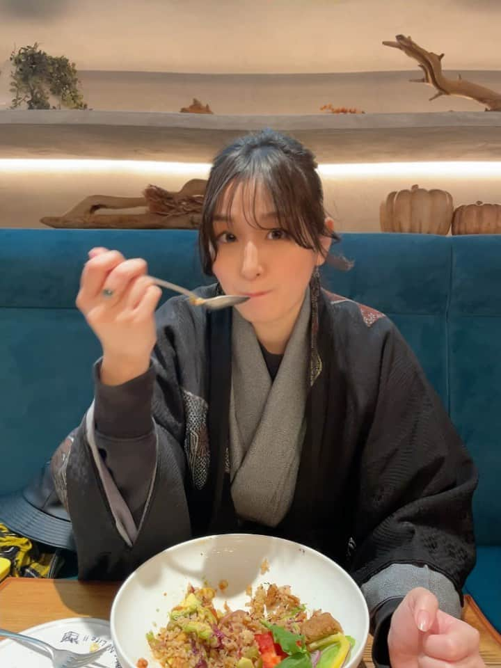 吉田実紀のインスタグラム：「もきゅっ . . . . . #食べてるだけ」