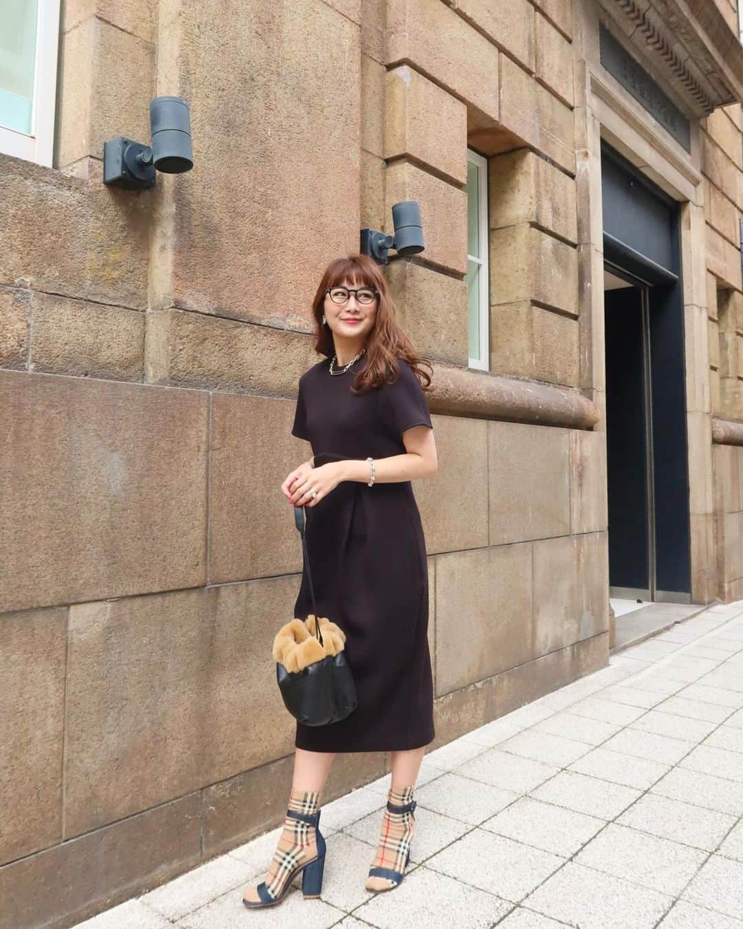 Mai Wakimizuのインスタグラム：「4色あるボンディングコクーンワンピース。1番に買うと決めたのは王道black.意外とここまでのオケージョンって持ってなかった！(mサイズ着用)シンプルにall blackでパールにジャケットならお行事スタイル。今日は、ゲットしたばかりのおニューの靴下と合わせてカジュアルに＼(^o^)／blackは冠婚葬祭で使えます♡(2枚目がシルエット分かりやすい♡) dress:#linkable @linkable_official(今週10日発売予定)」