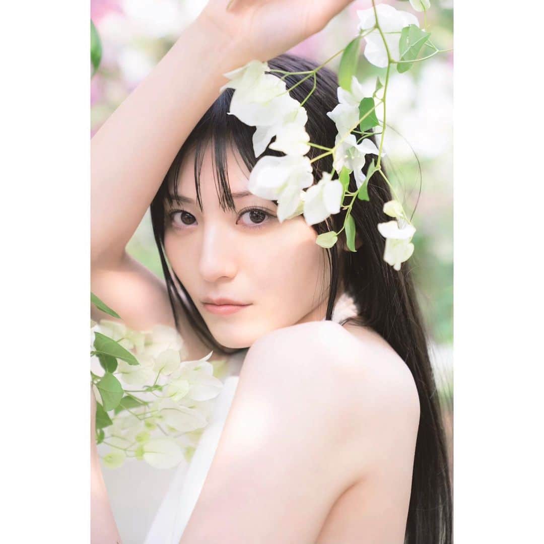 吉井美優のインスタグラム：「. 写真集の先行カット 🕊🍃」