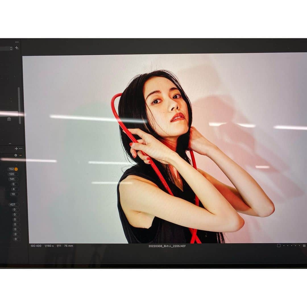 齋藤明里のインスタグラム：「. キ上の空論『朱の人』 4/13〜4/17 本多劇場にて  詳しくはストーリーズのリンクからご覧下さい🫀  #朱の人」