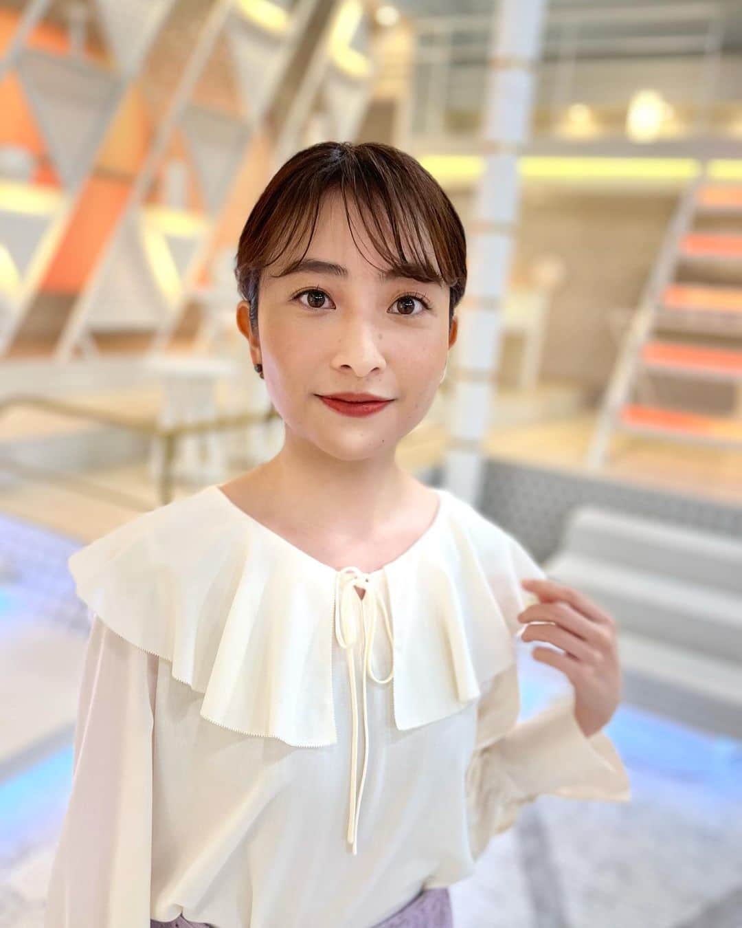 日比麻音子のインスタグラム：「あたたかくなってきました〜 メイクにはもっぱら疎いわたくしも、 オレンジのリップを使いたい気分に🍃  衣装もすっかり春です。  同期ちゃんによる撮影、 ありがとうね😊  #Nスタ #月曜日 #今週もがんばろう #今週もよろしくお願いします  #携帯を変えて画質が良くなりました」