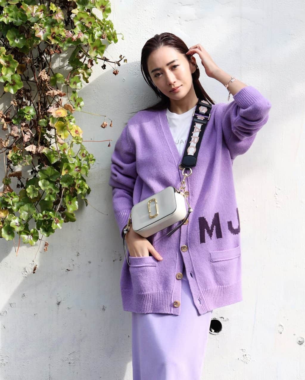 桐山マキさんのインスタグラム写真 - (桐山マキInstagram)「. . . 🌸Spring has come🌸  全身パープル💜 ✖︎ MARC JACOBSのアイコンバッグ  「THE SNAPSHOT」  @marcjacobs  春のコレクションが めちゃくちゃ可愛い♡  カジュアルでも ドレスアップでも 持って歩きたい。  犬達の散歩にも 両手空くから良いな🐕‍🦺  いやぁ しかし えーパープルカラーですわ💜  #marcjacobs  #spring  #fashion #love #springfashion  #bag #thesnapshot  #springcode  #purple #マークジェイコブス #アイコンバッグ #春の新作 #可愛い #マークジェイコブスコーデ #絶妙のパープル #大好物 #💜」3月7日 15時29分 - maki_kiriyama