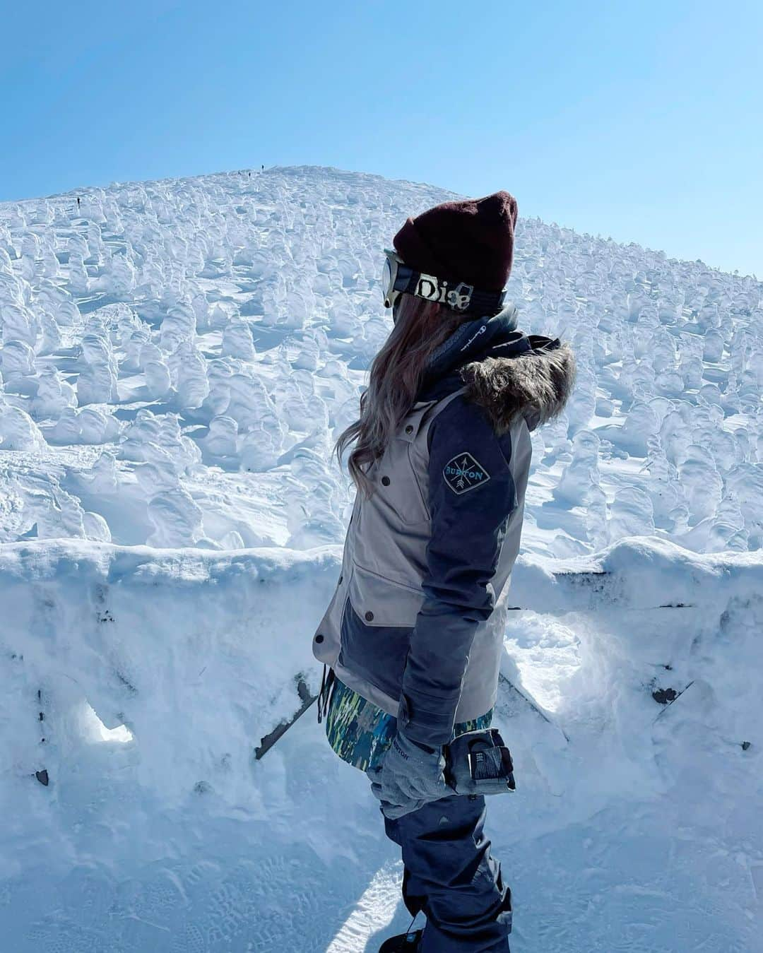 REINAのインスタグラム：「晴れてて綺麗に樹氷見れたよー☃️ 何回か蔵王行ったけど、晴れてるのも こんなに樹氷見れるのも初めてだったから嬉しいー🌲！ . . . .  時間差投稿 #スノーボード #スノボ #スノーボード女子  #スノボ女子 #山形 #蔵王 #雪遊び #ゲレンデ #樹氷 #蔵王温泉スキー場」