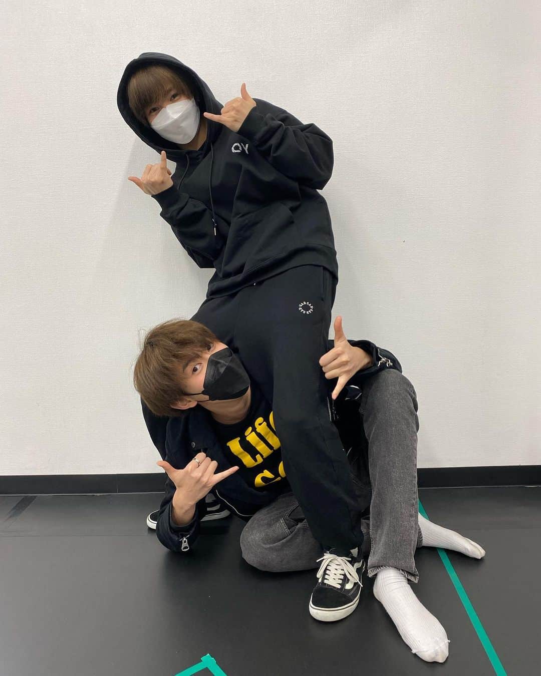 村松健太のインスタグラム：「舞台『穏やか貴族の休暇のすすめ。』で円神の中林登生さんとご一緒させて頂きまーす！やったぁ！✨ さっそく仲良くなってトンネルごっこしたyo  初の2.5次元に挑戦します！ 観に来てね！  チケット販売はこちらから  https://www.confetti-web.com/detail.php?tid=65036&  2022年4月6日(水)〜2022年4月10日(日) シブゲキで上演！」