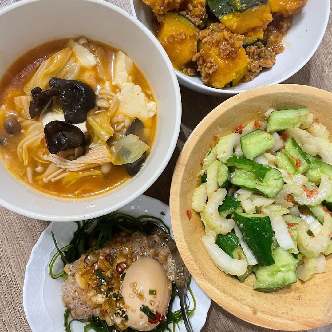 西野未姫のインスタグラム：「・きのこチゲスープ ・きゅうりとセロリの和物 ・麻薬卵と納豆と昆布 ・かぼちゃと大豆ミートの煮物  麻薬卵レシピ🥚 卵4つ 玉ねぎ（1/4個） ねぎ（1/4本） 醤油、水（100ml） ごま（大1） 輪切り唐辛子（お好み） 砂糖（大2） ニンニクチューブ（2㎝ほど） 沸騰した鍋に卵を6分茹でてその後氷水で冷やす。 袋に調味料入れて、皮を剥いた卵を入れて3時間冷蔵庫に置いたら完成❤️  麻薬卵とそのタレスプーン3杯くらいと納豆と細い昆布混ぜて食べると激うまでした😋✨  #作り置き #食物繊維たくさん #麻薬卵 #簡単レシピ #うますぎ」