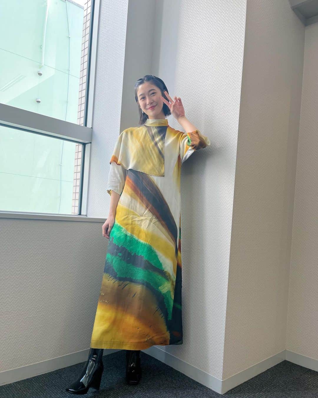 加村真美のインスタグラム：「今週のデビル衣装🧝🏻‍♀️  好きな色あいでドンピシャタイプのワンピース❣️❣️❣️  ネイルいつも撮り忘れる… もっと近くで撮るね…  stylist @samukashiwagi  hair&make @kei_y_hm   #カム衣装」