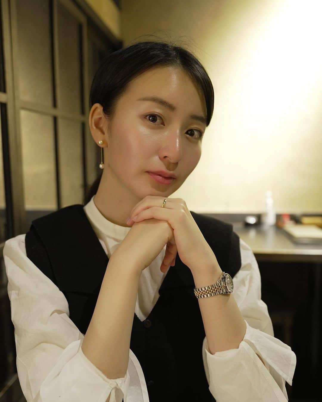岩間恵のインスタグラム：「髪の毛切りました！みたいな写真😏 ※切ってません  中学の頃はベリーショートだったけど 高校からはずっとロングだから またいつかバッサリいきたいな✂️」