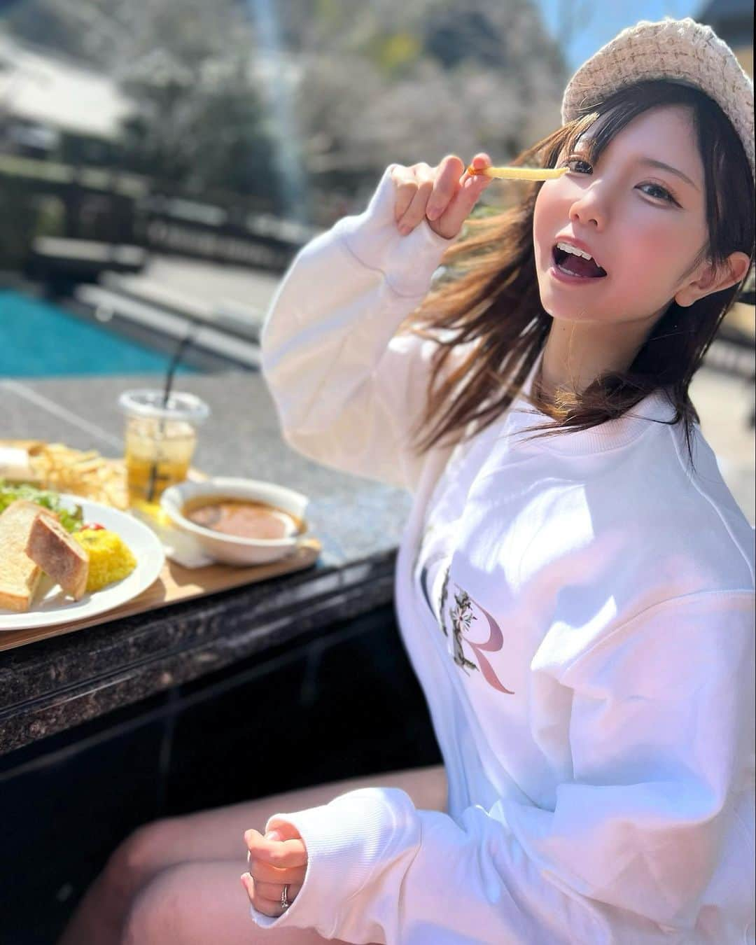 ゆーちゃんさんのインスタグラム写真 - (ゆーちゃんInstagram)「伊豆 足湯Cafe 穏やかな血液循環は免疫機能の向上にも良いんです！ ポカポカ全身が温まって気持ちよかった♨️   高校の時毎日食べたメロンパンのような 懐かしの味に感動… よくバストケアでご紹介している豆乳の工房もあるので 静岡行かれる方は是非*  ※右下に写ってるのは指です（笑）  #ベーカリー #紅茶メロンパン #オススメ #足湯カフェ #伊豆 #静岡グルメ」3月7日 18時57分 - yurina_era999