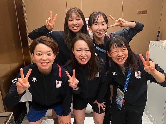 高木菜那のインスタグラム：「オリンピックのお気に入り写真📸  ソチ、平昌、北京と3大会連続このメンバーで出場できたのは本当奇跡みたいな事✨ 競技が違うから頻繁に会う事は出来ないけどいつも刺激もらってました！ 同い年メンバー最高🥰  #アイスホッケー #スピードスケート  #撮影時のみマスクを外しています」