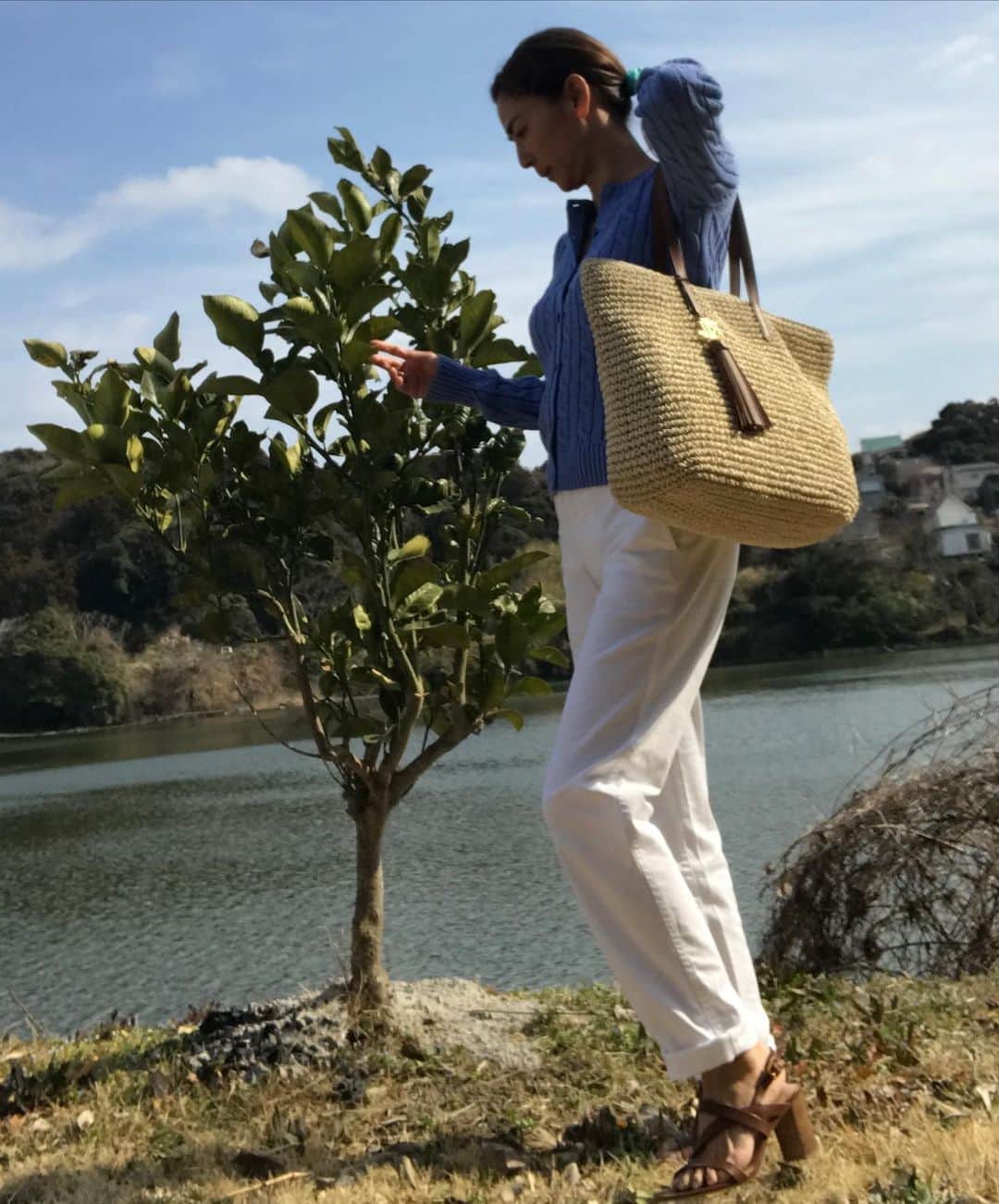 HARUKO（真木明子）さんのインスタグラム写真 - (HARUKO（真木明子）Instagram)「ローレンのバッグは 機能性と共に 洋服を引き立ててくれる天才。  なんでもない服を高見せしてくれ お洋服がメインでもでしゃばらない  そんな魅力があると思います  今回のストローバッグですが他のストローバッグにはなかったディテールに感動しました。 機能性が最強です。  夏らしいストローで仕立た、暖かい季節にぴったりのアクセサリー。 アイコニックなローレンルックを引き立ててくれます。 夏らしい定番のベージュカラーと 洗練された印象のブラックの２色展開。  ブラックはQVC先行販売です。  嬉しい大きめのサイズ感。 縦30センチ、幅45センチ、マチ15センチ と大きな作りなので、大容量で気兼ねなく普段使いやすいサイズです。  裏地付きのペーパーストロー素材を使用しているので 軽く、綺麗な発色が特徴。 なななんと。６０５グラム  裏地がついているので中身が透けず、バッグインバッグが必要ないところも嬉しいポイント。  取り外し可能なチャームが特徴で 重厚感のあるタッセルチャームが高級感を出してくれます。  カゴバッグには珍しい、内側につけられたオープンポケット二つとジップポケット一つあり が非常に便利。 ボディーと同色の裏地付きなので、型崩れしにくい万能な使用です。  長めのトップハンドルの作りなので肩掛け可能で マグネットのスナップ留めの仕様なので安心です。 一般のストローバッグは、持ち手が短いものが多いので非常に便利でオシャレ。  ベージュカラーは合わせる洋服のカラーを選ばずコーディネートが可能。シックなブラックはカジュアルなスタイルもエレガントな装いもより一層引き立ててくれます。  濡れた場合は柔らかな乾いた布で拭き取ってください。  3月10日 10時から ローレンラルフローレン  送料無料❤️」3月7日 19時13分 - haruko227
