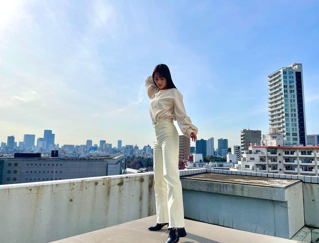 新井舞良のインスタグラム：「あったかくなってくると、白着たくなるよね🤍 屋上はいつ行っても楽しい🤍 今週もがんばろー！！」