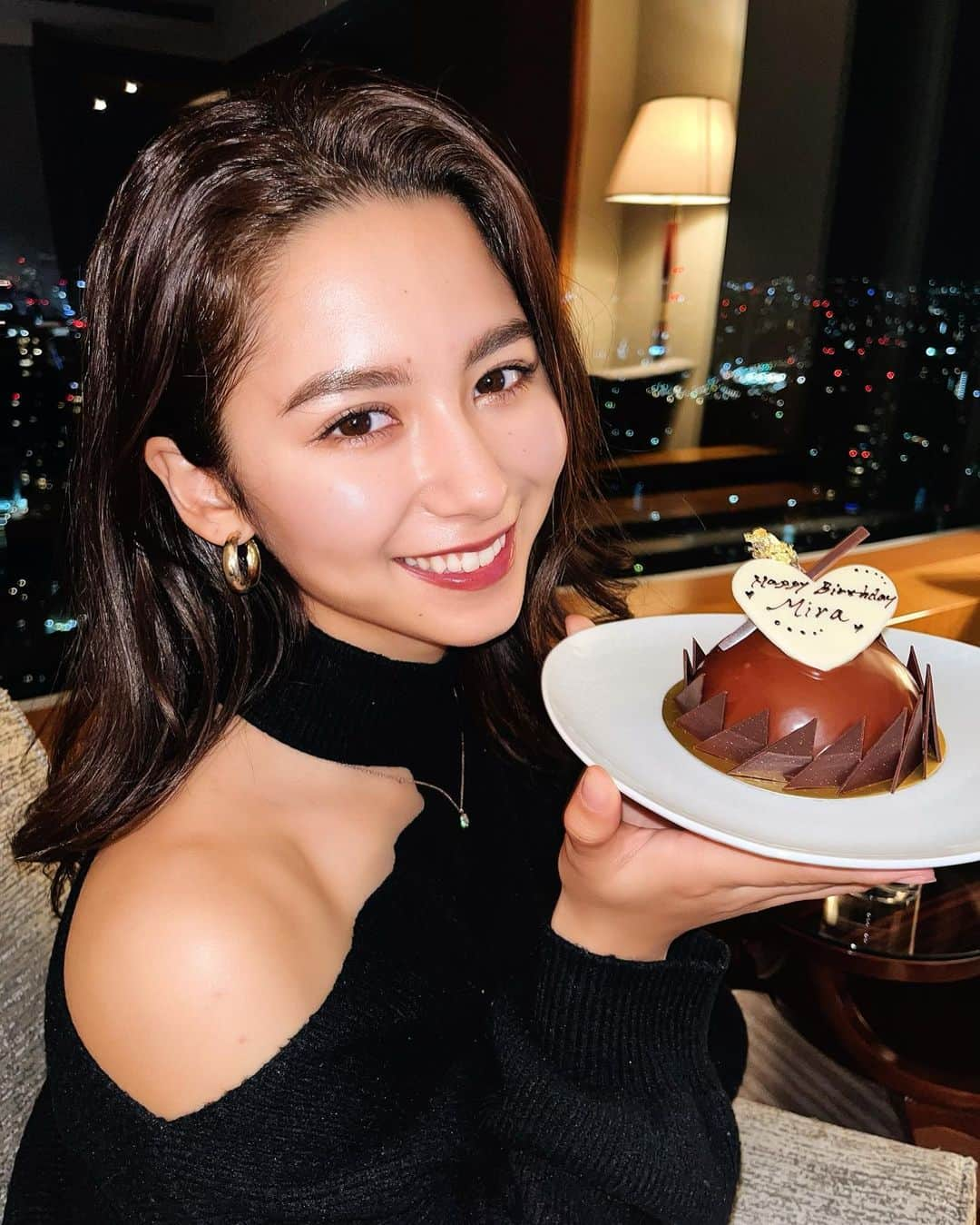 ヴァッツ美良のインスタグラム：「遂に２３歳になりました  23歳の目標は大きく一つ！ 「行動に計画性を持つ」です。 特に お金と時間を計画的使うこと。 自己管理ができるように。  日頃周りで支えてくれる皆には本当に感謝しきれません。いつもありがとう 未熟者ですが温かい目で見守っていただけると幸いです。 23歳のヴァッツ美良もどうぞ宜しくお願い致します😌🧡」