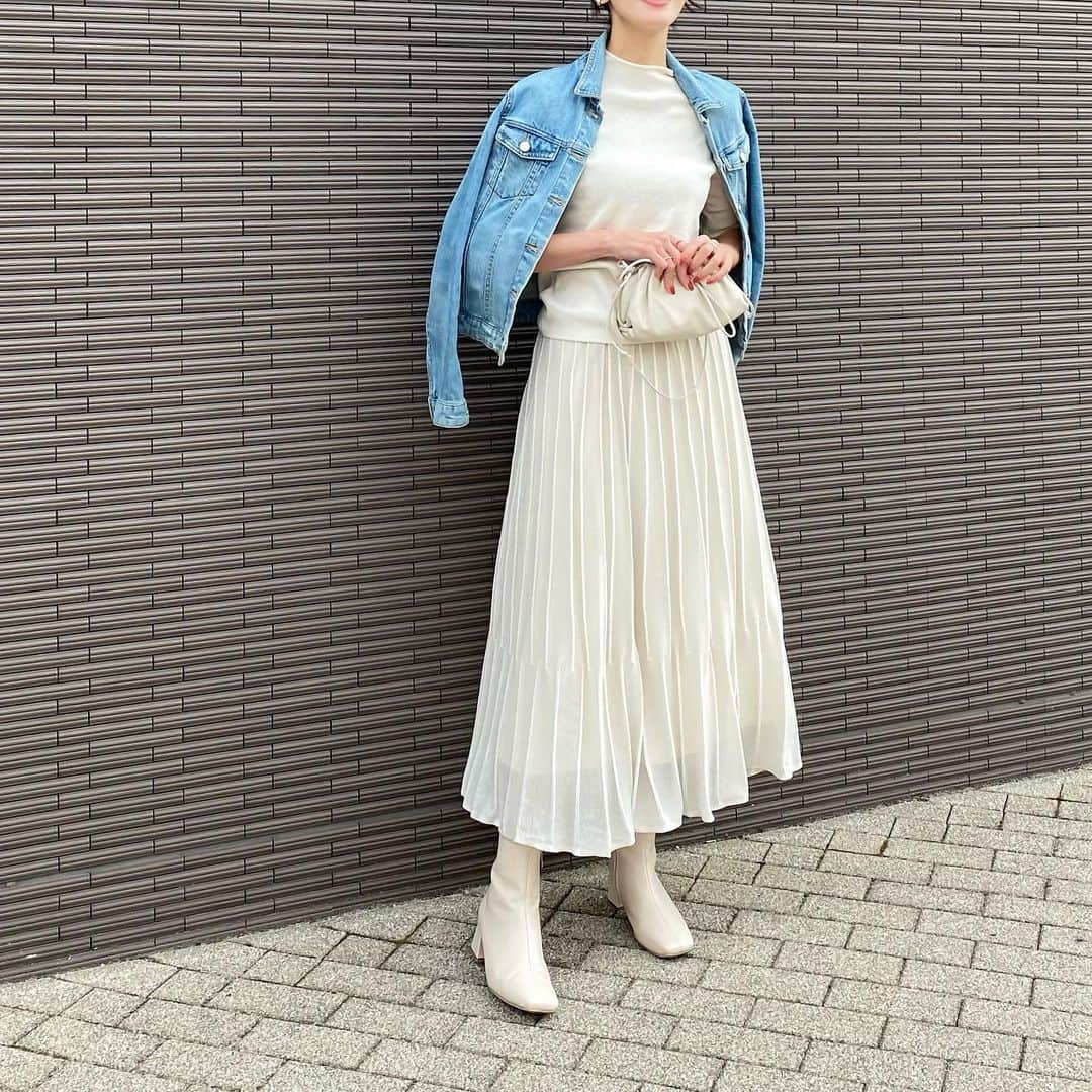 のインスタグラム：「春っぽく🌸  シアーのスカートが柔らかさを☺️ 風になびくかんじも綺麗で春にピッタリアイテム♡ @kuih_store のスカート✨  新作は発売から2週間kuih割で10%off このスカートも✔️  ぴったりなニットにあわせたけどざっくりなニットに合わせても可愛い🥰  outer. #zara tops. #dholic bottom. #kuih bag. #bottegaveneta   . . @kuih_staff #kuihst#code#ootd#outfit#fashion#コーデ#ファッション#シンプル#大人女子#春コーデ#スカート#シアー#クイ」