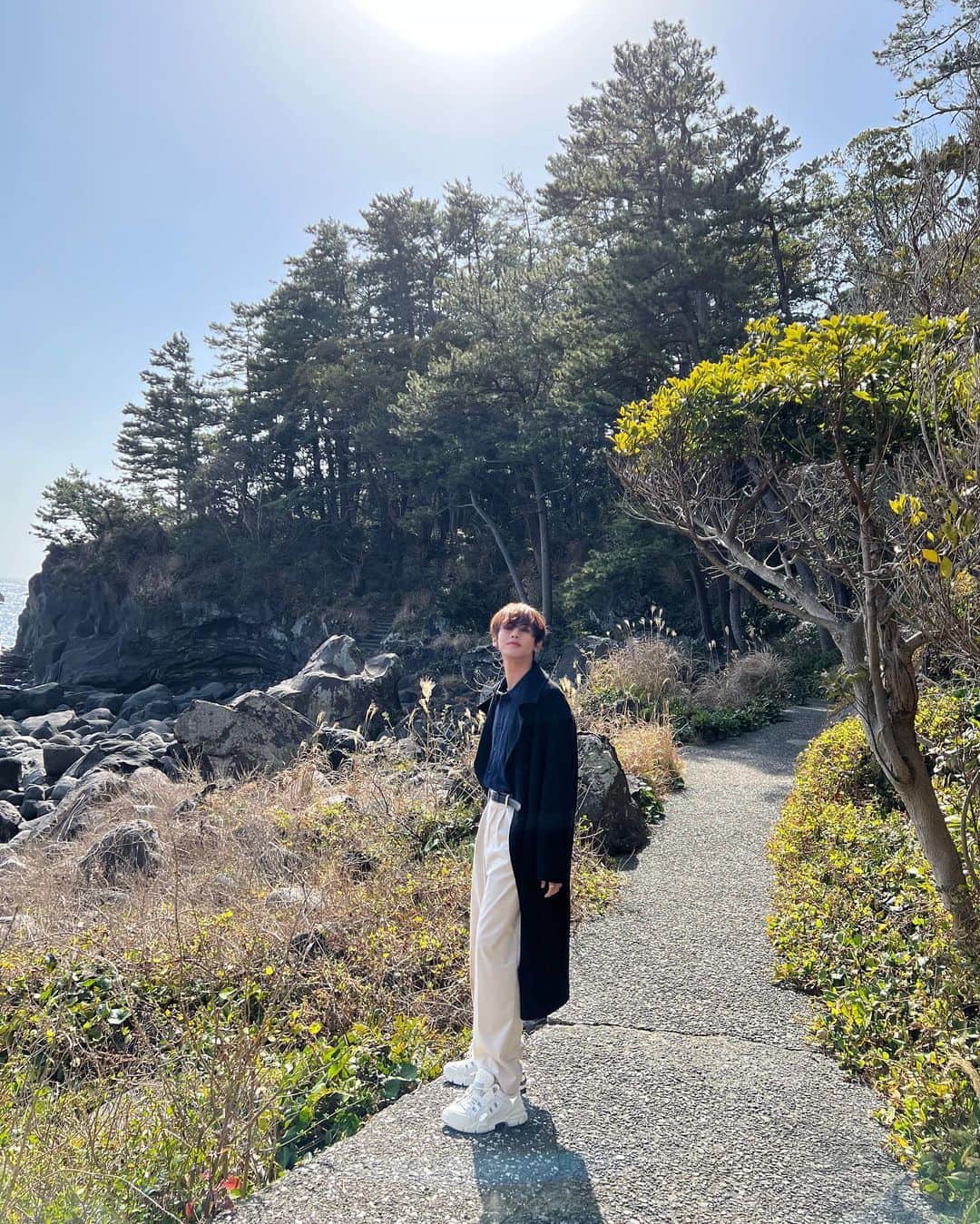 冬馬さんのインスタグラム写真 - (冬馬Instagram)「皆さん今日もお疲れ様☺️ 大好きな「自然」があるところに行ってきました。服は、パリで買ったお気に入りのコートをメインにコーディネートしたよー。 大好きな服を着て、大好きな自然があるところで、陽の光を浴びて空を眺めると、本当に心も体も気持ちよくなりますね。🌞🍃 最近暖かくなってきましたので、コートもそろそろ終わりかな？ 話は変わりますが、インドネシアでは僕の誕生日を祝うために「Toma Birthday Forest」という植林活動を行なってくださったようで、写真を拝見させて頂いたのですが、企画された皆さん、携わった皆さん本当にありがとうございます。 その樹々がぐんぐん育って地球と環境に貢献できますように。🍃🌏 また素敵な贈り物を頂きましたね。 Big Love - 冬馬」3月7日 19時47分 - tomanakamura_