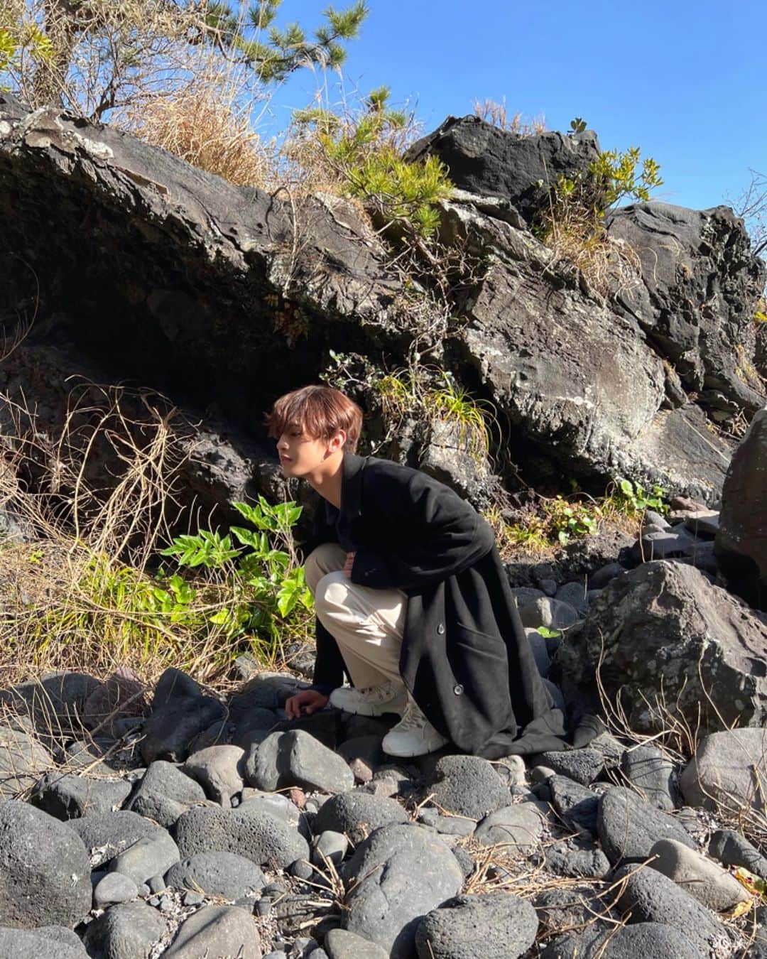 冬馬さんのインスタグラム写真 - (冬馬Instagram)「皆さん今日もお疲れ様☺️ 大好きな「自然」があるところに行ってきました。服は、パリで買ったお気に入りのコートをメインにコーディネートしたよー。 大好きな服を着て、大好きな自然があるところで、陽の光を浴びて空を眺めると、本当に心も体も気持ちよくなりますね。🌞🍃 最近暖かくなってきましたので、コートもそろそろ終わりかな？ 話は変わりますが、インドネシアでは僕の誕生日を祝うために「Toma Birthday Forest」という植林活動を行なってくださったようで、写真を拝見させて頂いたのですが、企画された皆さん、携わった皆さん本当にありがとうございます。 その樹々がぐんぐん育って地球と環境に貢献できますように。🍃🌏 また素敵な贈り物を頂きましたね。 Big Love - 冬馬」3月7日 19時47分 - tomanakamura_