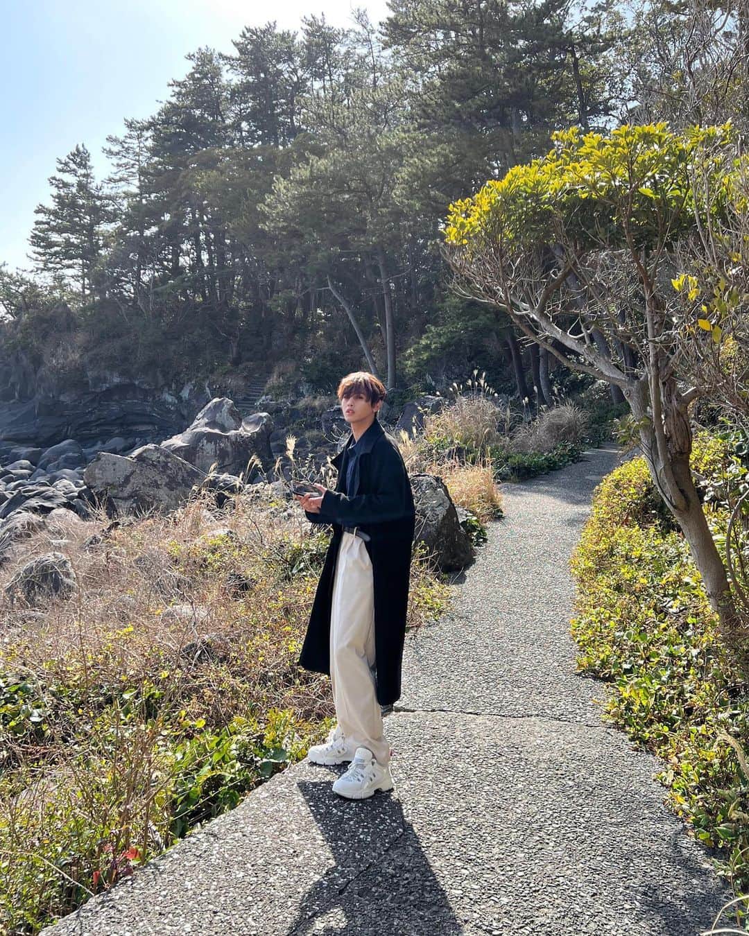 冬馬さんのインスタグラム写真 - (冬馬Instagram)「皆さん今日もお疲れ様☺️ 大好きな「自然」があるところに行ってきました。服は、パリで買ったお気に入りのコートをメインにコーディネートしたよー。 大好きな服を着て、大好きな自然があるところで、陽の光を浴びて空を眺めると、本当に心も体も気持ちよくなりますね。🌞🍃 最近暖かくなってきましたので、コートもそろそろ終わりかな？ 話は変わりますが、インドネシアでは僕の誕生日を祝うために「Toma Birthday Forest」という植林活動を行なってくださったようで、写真を拝見させて頂いたのですが、企画された皆さん、携わった皆さん本当にありがとうございます。 その樹々がぐんぐん育って地球と環境に貢献できますように。🍃🌏 また素敵な贈り物を頂きましたね。 Big Love - 冬馬」3月7日 19時47分 - tomanakamura_