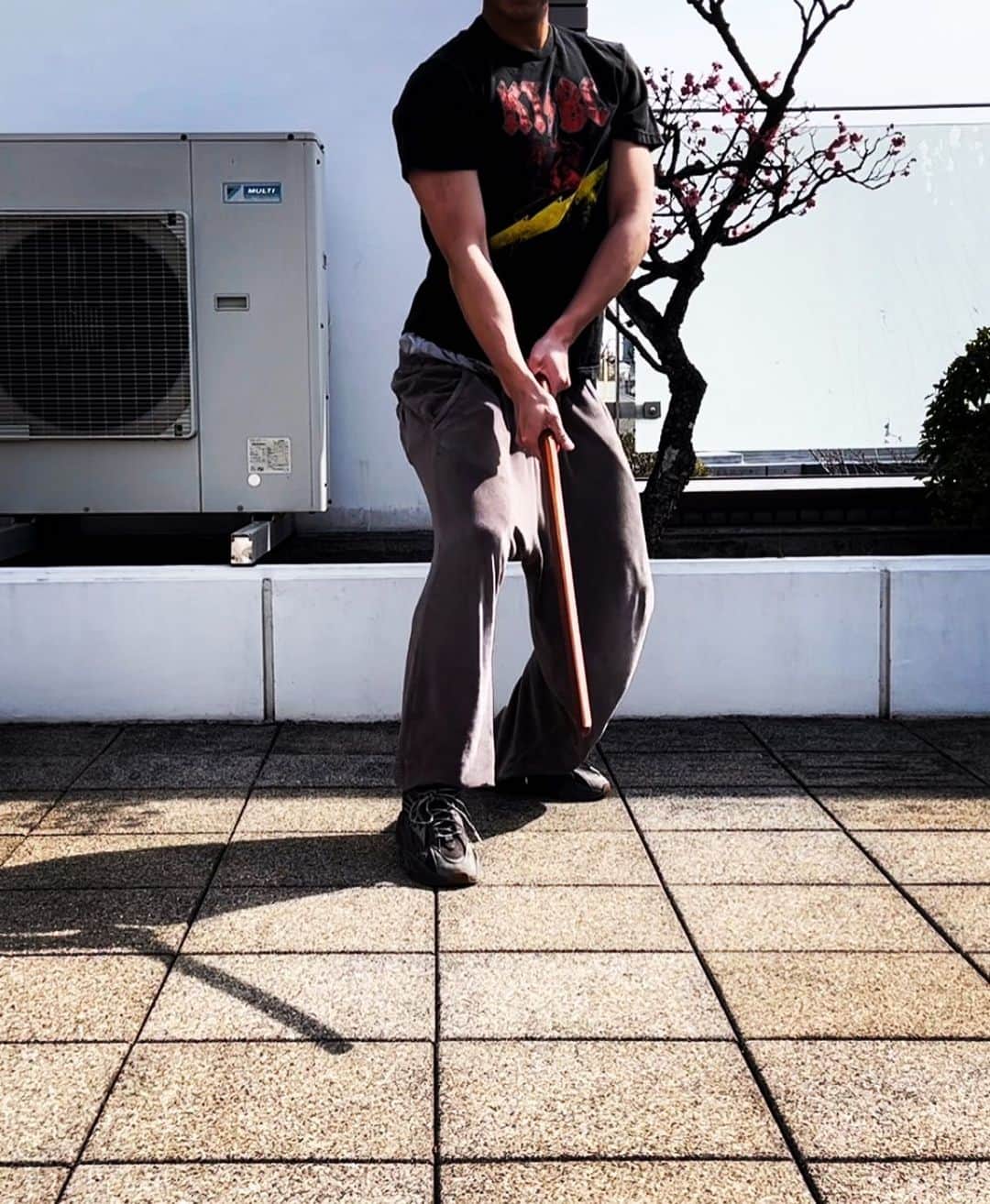 賀来賢人さんのインスタグラム写真 - (賀来賢人Instagram)「パンツでてるし換気扇の前だけど梅の木があることによって風情が出ていますね。」3月7日 19時56分 - kento_kaku