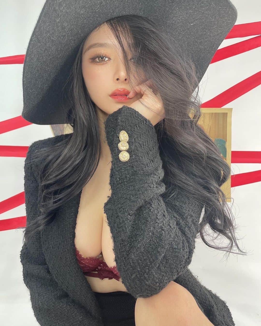 マリナのインスタグラム：「たまにはカッコ良く ( ᷇࿀ ᷆ )♡ ⁡ ⁡ ⁡ ⁡ #サロモ #サロンモデル #関西サロモ #名古屋サロモ #撮影 #下着 #ジャケット #ハット #黒髪 #zara #名古屋 #名駅 #巻き下ろし #マツエク #カラコン」