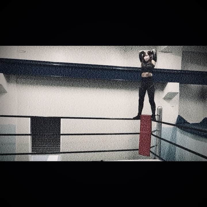 カイリ・セインのインスタグラム：「🦅？　or 🐣？ #insaneelbow」