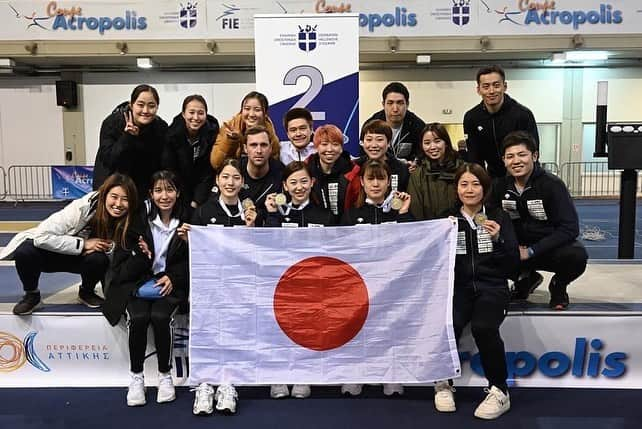 福島史帆実のインスタグラム：「. ギリシャワールドカップ🇬🇷 個人戦8位、団体戦銀メダル🥈  団体戦では女子サーブル史上初の銀メダルを獲得する事ができました！  メダルを獲得する事できましたが、決勝戦では自分の弱さが出てしまい嬉しさよりも悔しさの残る初メダルとなりました。  納得のいく結果ではありませんが、心強いメンバーのお陰で最後まで信じて試合をする事ができました！ ベンチの外からもチームのみんなが応援してくれて、アドバイスをしてくれて沢山助けてもらいました。  もうこんなに悔しい思いをしないようにもっともっと頑張ります。  日本から応援してくれた皆様もありがとうございました！  #株式会社セプテーニホールディングス #fencing #sabre #silvermedal 🥈」