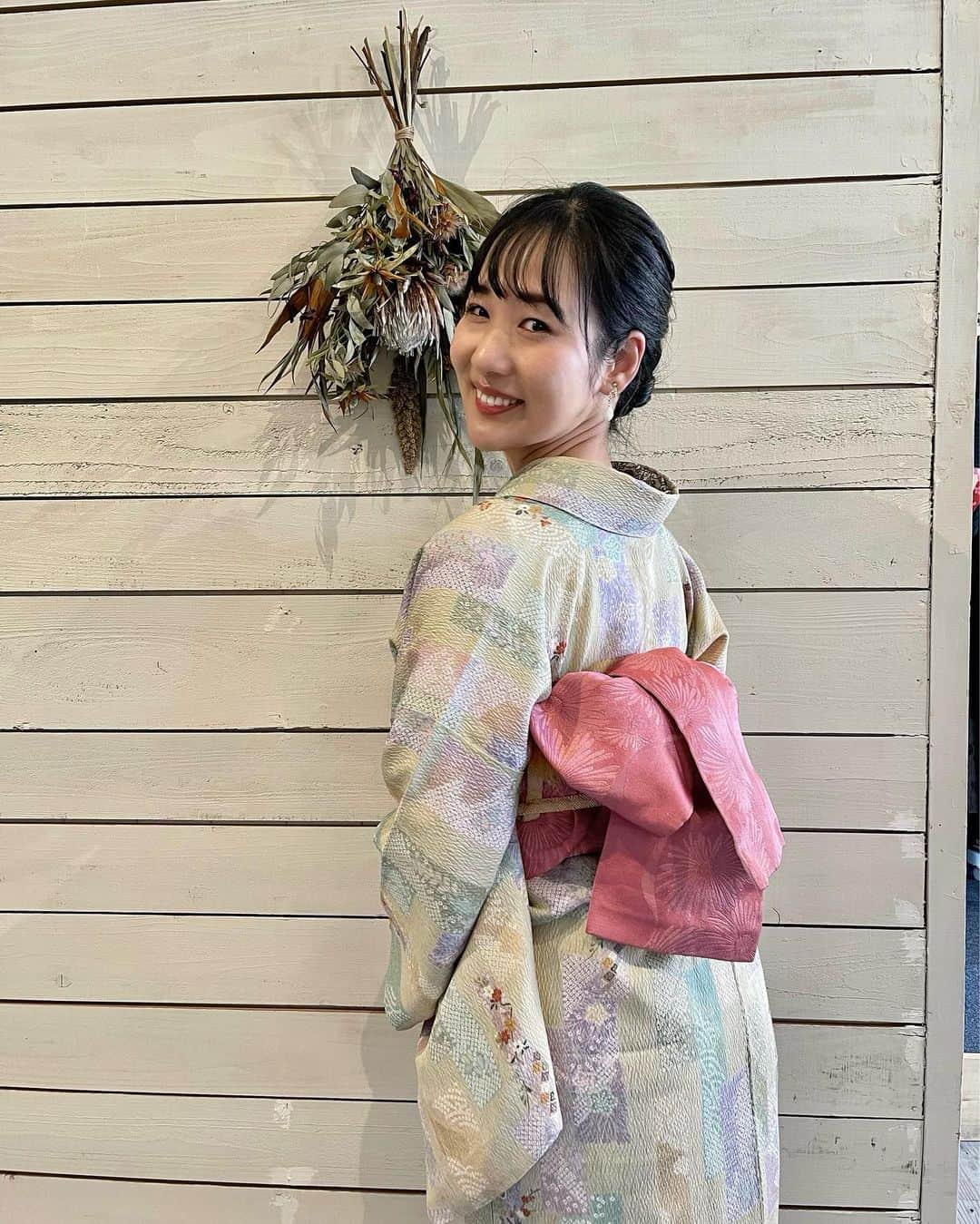 宮崎麗奈さんのインスタグラム写真 - (宮崎麗奈Instagram)「． 今日は、撮影で春らしい素敵な 着物を着せてもらいました👘♡ ⁡ おうるびさん(@_owlbe_ )ありがとうございました！ ⁡ ⁡ 昨年秋に、嘉右衛門町にオープンした 着物のレンタルができるお店です✨ ⁡ 昔ながらの古き良きデザインの着物から、 現代風の着物までたくさんの種類から選べます💐 ⁡ 洋服の上から着物を着たり、 帽子やブーツを合わせるような お洒落なアレンジもできます👒 ⁡ これからの季節、着物でお花見もいいですよね🌸 ⁡ センスのあるスタッフさんが 丁寧に相談にも乗ってくださるので、 着物レンタルする際は、是非おうるびさんへ🦉♡ ⁡ ⁡ ⁡ ⁡ #着物 #着物レンタル #栃木 #栃木観光 #嘉右衛門町 #アナウンサー #フリーアナウンサー #ケーブルテレビ #ケーブルテレビうらら #栃木うらら」3月7日 20時28分 - reina_miyazaki