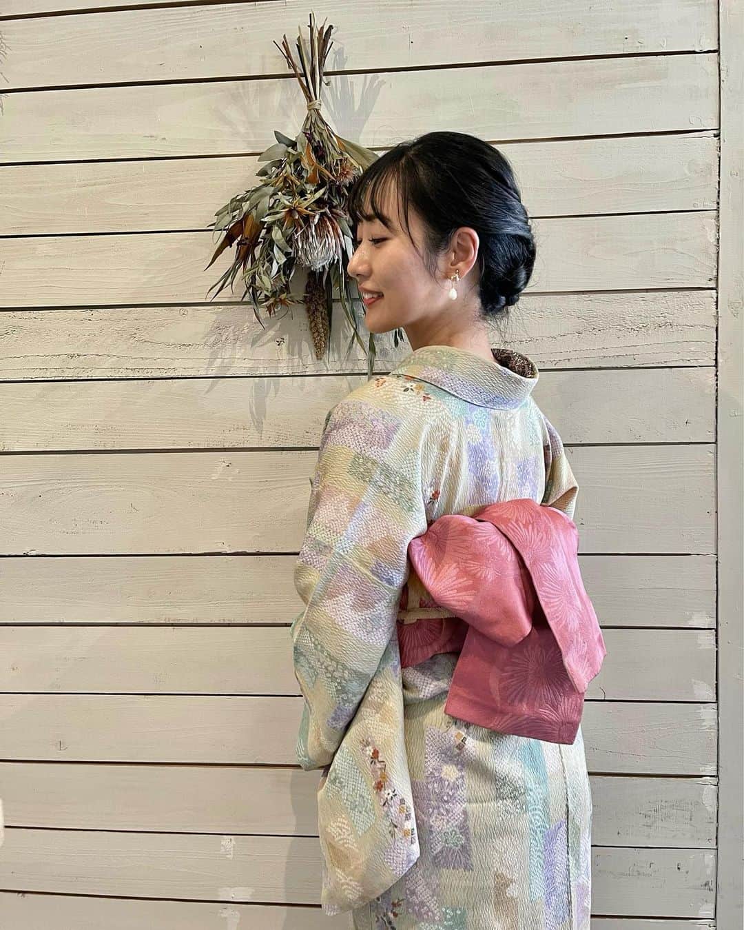 宮崎麗奈さんのインスタグラム写真 - (宮崎麗奈Instagram)「． 今日は、撮影で春らしい素敵な 着物を着せてもらいました👘♡ ⁡ おうるびさん(@_owlbe_ )ありがとうございました！ ⁡ ⁡ 昨年秋に、嘉右衛門町にオープンした 着物のレンタルができるお店です✨ ⁡ 昔ながらの古き良きデザインの着物から、 現代風の着物までたくさんの種類から選べます💐 ⁡ 洋服の上から着物を着たり、 帽子やブーツを合わせるような お洒落なアレンジもできます👒 ⁡ これからの季節、着物でお花見もいいですよね🌸 ⁡ センスのあるスタッフさんが 丁寧に相談にも乗ってくださるので、 着物レンタルする際は、是非おうるびさんへ🦉♡ ⁡ ⁡ ⁡ ⁡ #着物 #着物レンタル #栃木 #栃木観光 #嘉右衛門町 #アナウンサー #フリーアナウンサー #ケーブルテレビ #ケーブルテレビうらら #栃木うらら」3月7日 20時28分 - reina_miyazaki