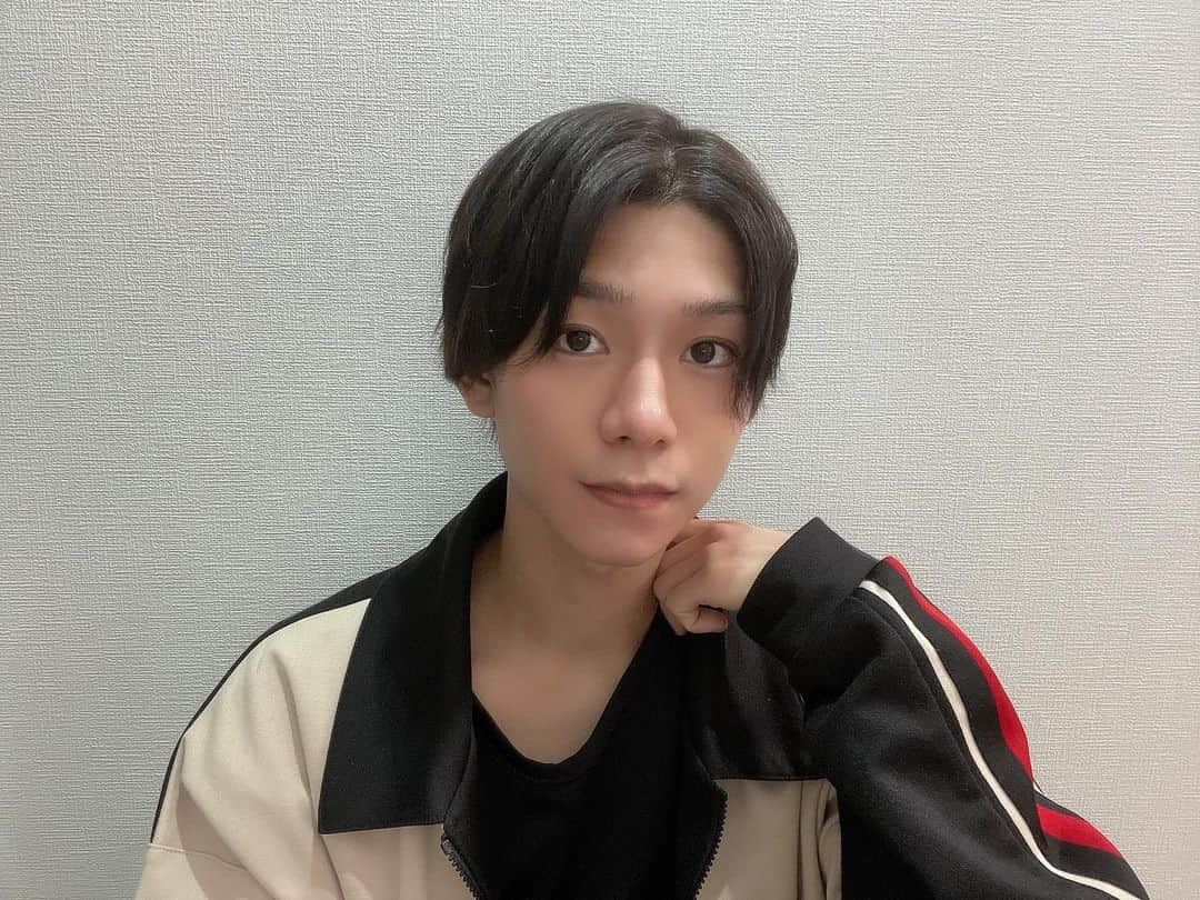 北川尚弥のインスタグラム：「ニューヘアー✨ いつもお世話になっている牧さんにカットとカラーをして頂きました！ @reihi1018 さんいつもありがとうございます^_^」