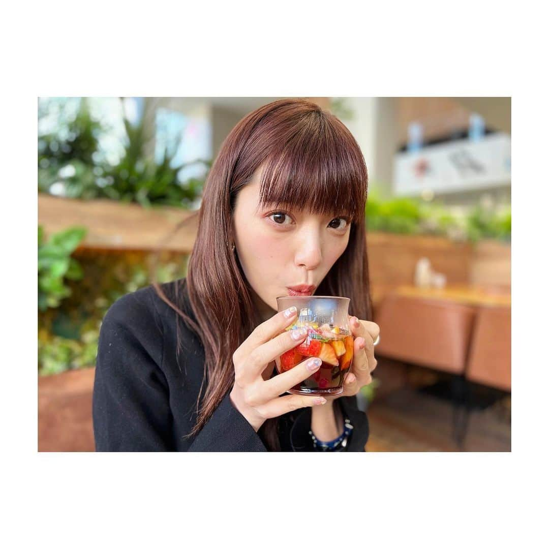 三谷紬さんのインスタグラム写真 - (三谷紬Instagram)「* 富川カメラマンの写真📷❤︎ 社内にあるEX garden cafeでの撮影。 フルーツティーを🍓♡ いちごたっぷりで美味しかった〜🤭 昔はもっぱらアイスティー派でしたが 最近ホットティーにハマっていて 寝る前に飲んだりしてます😂 勝手に大人になった気がしています…😉 * #フルーツティー#fruitstea#fruits#tea#🍓#フルーツ#ホットティー#hot#hottea#cafe#カフェ#ex#ガーデン#garden#アイスティー#icedtea#撮影#大人の階段#大人#テレビ朝日#アナウンサー#三谷紬」3月7日 20時46分 - mitani_tsumugi