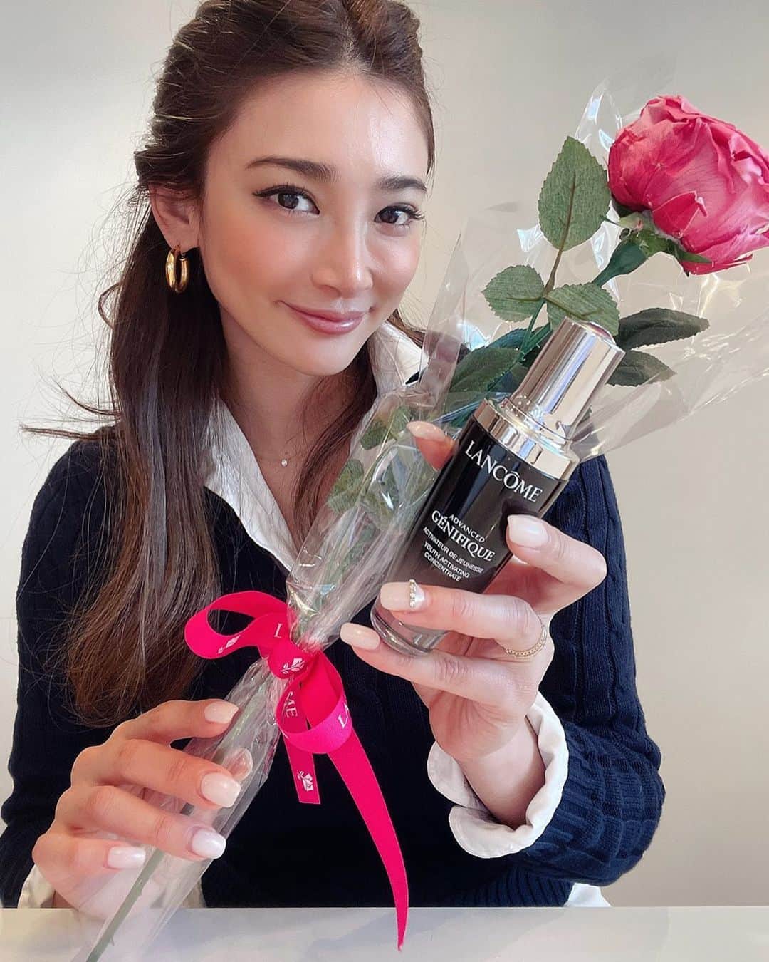 里海のインスタグラム：「毎年3月8日は国連が定める記念日  「Women’s Day(国際女性デー)」  女性の素晴らしい活躍と、 勇気ある行動を称える日です😉  「国際女性デー」を サポートしている @lancomeofficial (ジェニフィック アドバンス N)  すべての女性が自分らしく、ポジティブな気持ちで輝けるように。 ゆらがない肌と、ゆるぎない自信のために。  より多くの女性が自信を持ち幸せな未来を 切り拓いていくことを応援しています🥰  #ジェニフィック　は 使い始めてから7日後、 肌は若々しく輝きます。  1本使い終わる頃には、肌は強さを増して明るく輝き、  ハリやムラのなさ、なめらかさがアップ。  主なエイジングサインが目に見えて改善します✨  私は日々常に男女共に 頑張ってる人を応援していますよ😉  #ランコム　#国際女性デー　#womansday #lancome #lancôme」