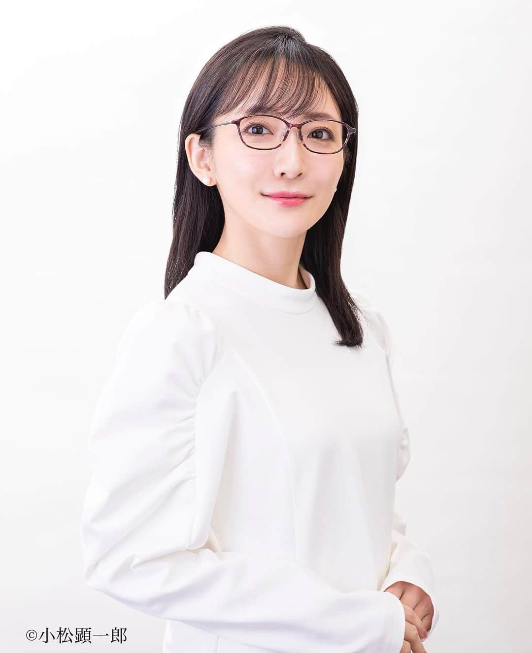 松澤千晶のインスタグラム：「宣材写真を更新しました。 事務所に入った20代の頃の写真をそのまま使っていたもので…笑  カメラマンは小松顕一郎さん とても綺麗に撮って下さって、もう感謝しかありません。  ありがとうございます。 あと10年はこれで行かせてください。  #宣材写真」