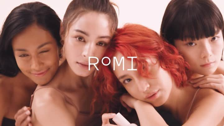 アリッサのインスタグラム：「the Dream Skin Tint is now available at www.romibeautyclub.com x」