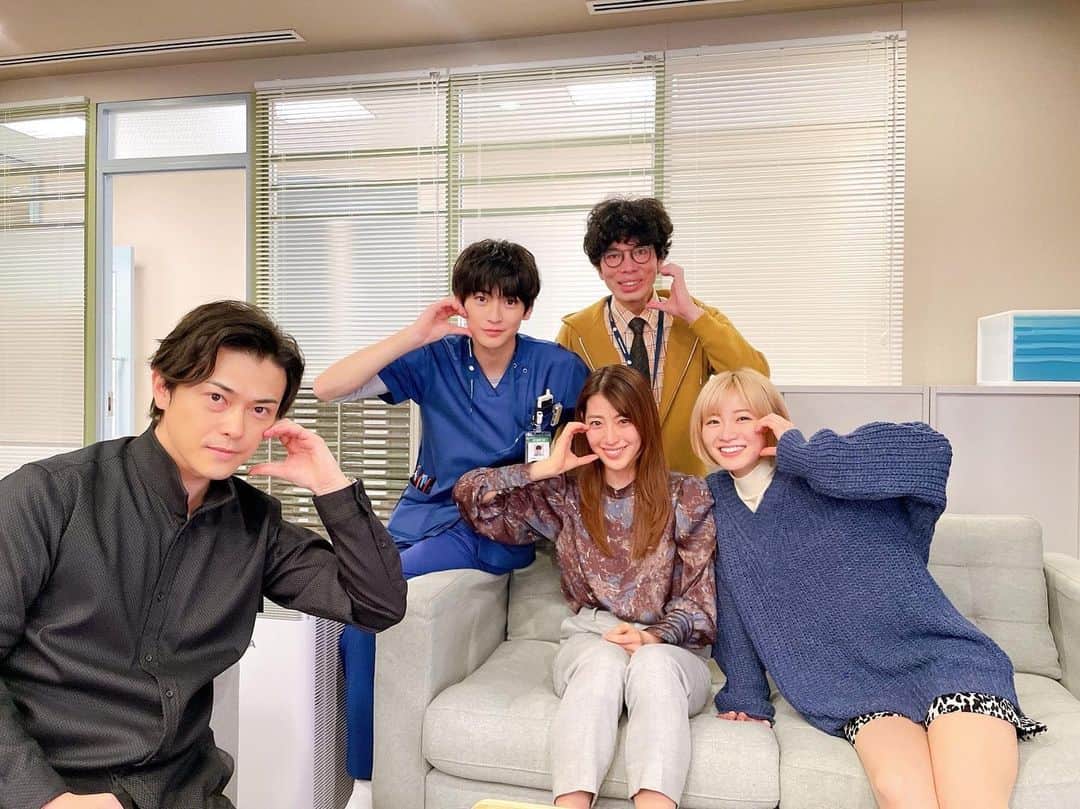 瀧本美織のインスタグラム：「もうすぐドクターホワイト8話です！残りわずかですね… 消えた赤ちゃん、院長の癌。 とことん命と向き合う回だなと感じました。  みんなでほっぺにハート♡作るつもりが私ただの丸になってました😗 チームCDTwith晴汝ちゃん、ほっこり☺️   #ドクターホワイト」