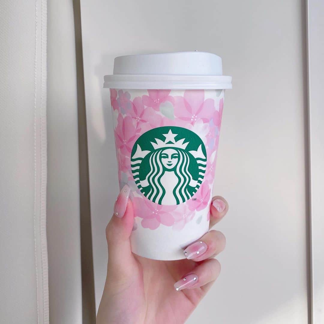 jurinaのインスタグラム：「今回は春っぽくチークネイルにしてもらいました🌸」