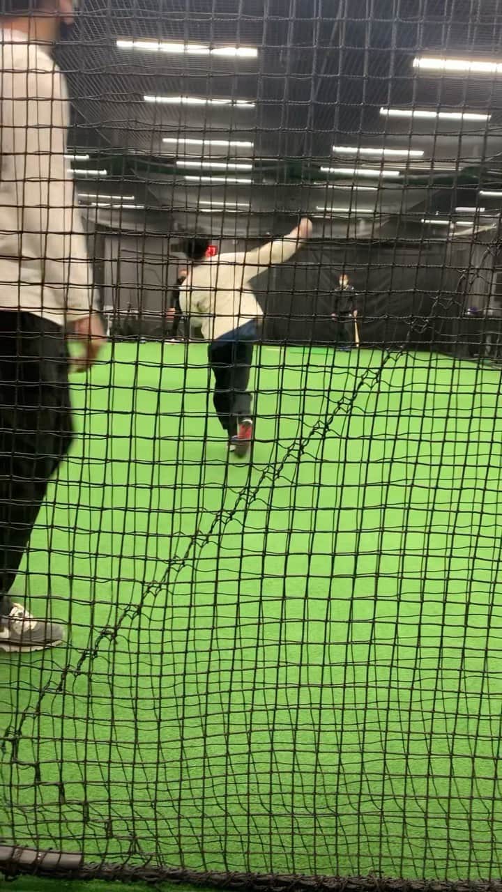 岩隈久志のインスタグラム：「中学硬式野球チーム本格始動まで、あと少し^_^  それまでは、息子や息子の友達、女子野球チームの監督を勇退したお義父さんや友人達と土日練習しています^_^  楽しみつつも、お義父さんの技術の指導はかなり的確で丁寧で、土日のみの練習なのにみんな着々と上手になっています！  僕もこども達に混ざってノック受けました^_^  お母さん達が当番に縛られずに楽しんでいる姿もまた嬉しいので、この形でチームを作っていこうと思います！」