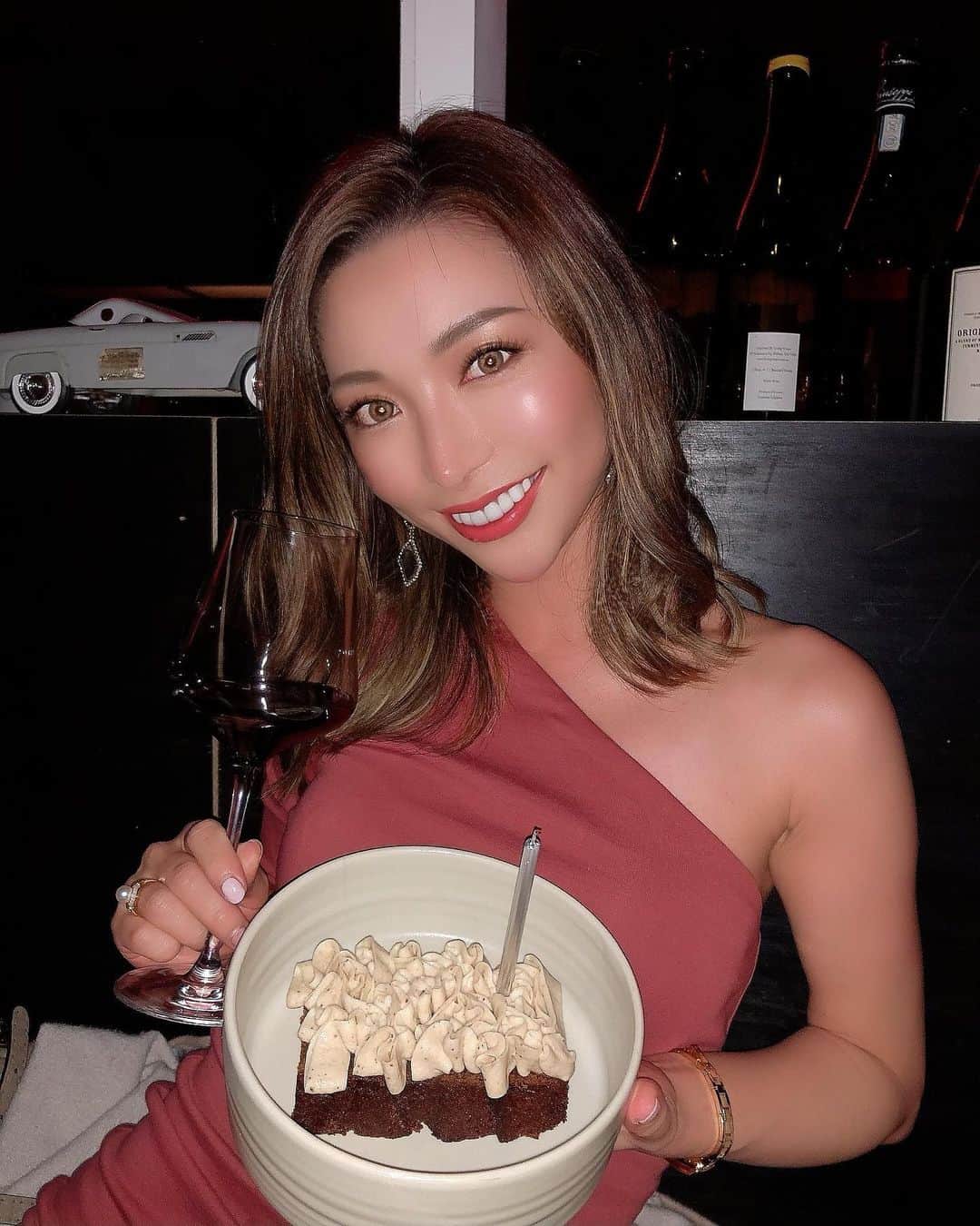 かにゃさんのインスタグラム写真 - (かにゃInstagram)「🎉My birthday dinner🎂✨ 誕生日は毎年あるけれど、30歳は筋目だしすごく特別な日だから日本で過ごしたい気持ちもあったんだけど現実的に帰るのは無理でした🥲w とゆー事で今年もMelbourneでお誕生日を迎えました〜🥳🙌  誕生日当日はみんなまだ出会って間もないのにも関わらず素敵なお友達が集まってお祝いしてくれました💖 一緒に過ごしてくれてありがとう🥰🙏楽しかった🎶  . . . #happybirthday #mybirthday #birthday #birthdaygirl #birthdaynight #nightout #girlsnight #restaurant #dinner #birthdaydinner #melbournelife #melbournestyle #melbourneliving #melbourne_insta #melbournelifestyle #melbournelife #オーストラリア #メルボルン #海外生活  #オーストラリア生活 #メルボルン生活 #メルボルンライフ #レストラン #バースデー #ハッピーバースデー #バースデーガール #ディナー #バースデーディナー #誕生日 #誕生日会 #女子会」3月7日 21時48分 - kanya_435