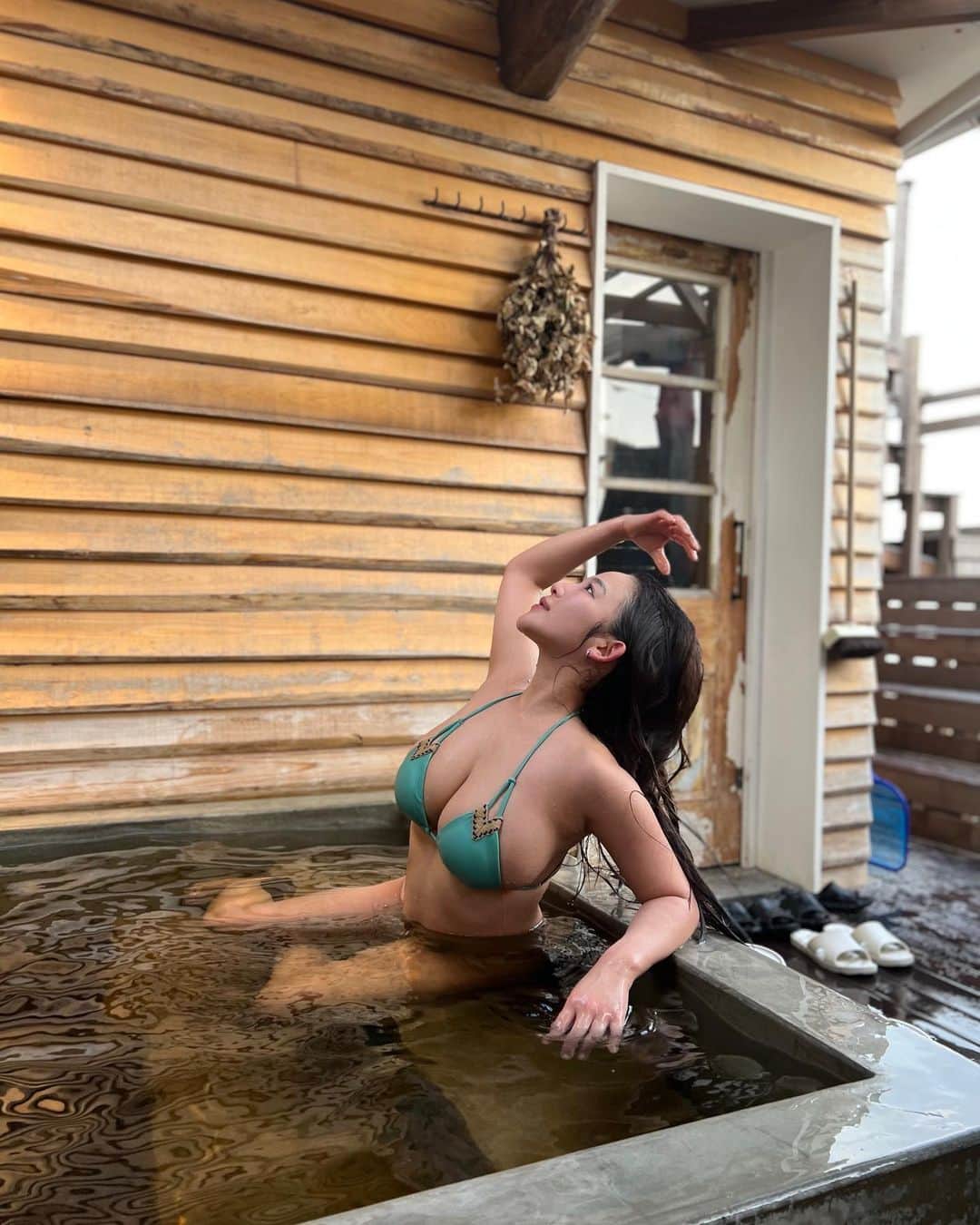 天木じゅんさんのインスタグラム写真 - (天木じゅんInstagram)「. . 3.7 サウナの日🪵🪨 水風呂編。 . . @sea.sauna.shack  透き通った滑らかな水風呂 キンキンに冷たいのに ずっと入っていたい 不思議な水風呂。 "はぁ〜冷たい　はぁ〜気持ぢぃぃぃ" ってずっと言ってました。  . . #天木サウナ #サウナ #サウナの日 #sauna #サウナスパ健康アドバイザー  #サウナスパプロフェッショナル #熱波師 #seasaunashack #シーサウナシャック #水風呂」3月7日 21時57分 - jun.amaki