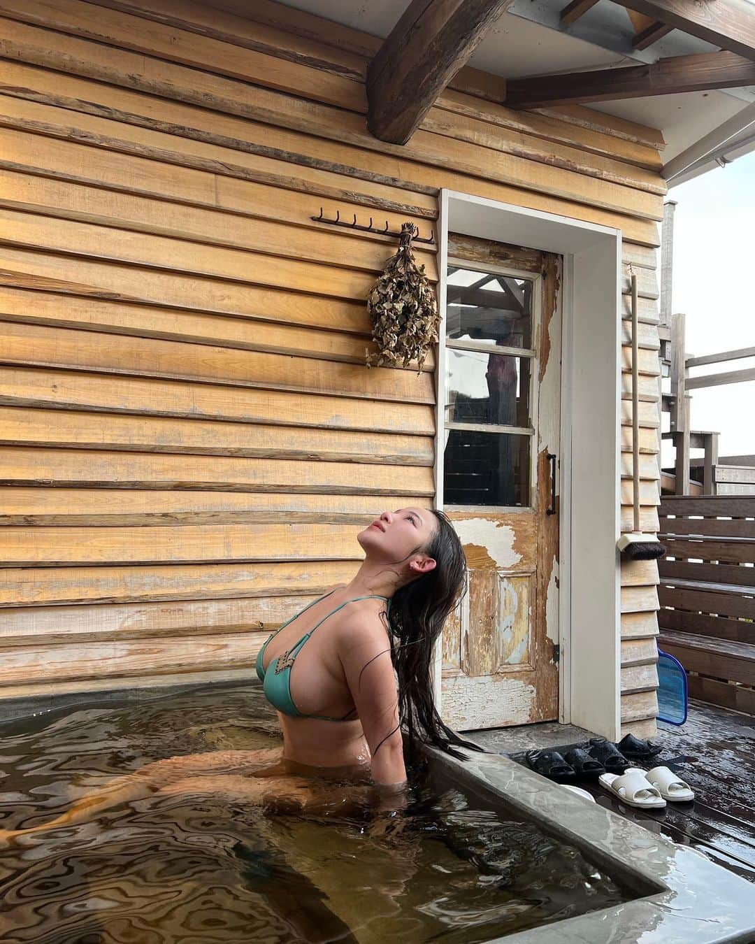 天木じゅんさんのインスタグラム写真 - (天木じゅんInstagram)「. . 3.7 サウナの日🪵🪨 水風呂編。 . . @sea.sauna.shack  透き通った滑らかな水風呂 キンキンに冷たいのに ずっと入っていたい 不思議な水風呂。 "はぁ〜冷たい　はぁ〜気持ぢぃぃぃ" ってずっと言ってました。  . . #天木サウナ #サウナ #サウナの日 #sauna #サウナスパ健康アドバイザー  #サウナスパプロフェッショナル #熱波師 #seasaunashack #シーサウナシャック #水風呂」3月7日 21時57分 - jun.amaki