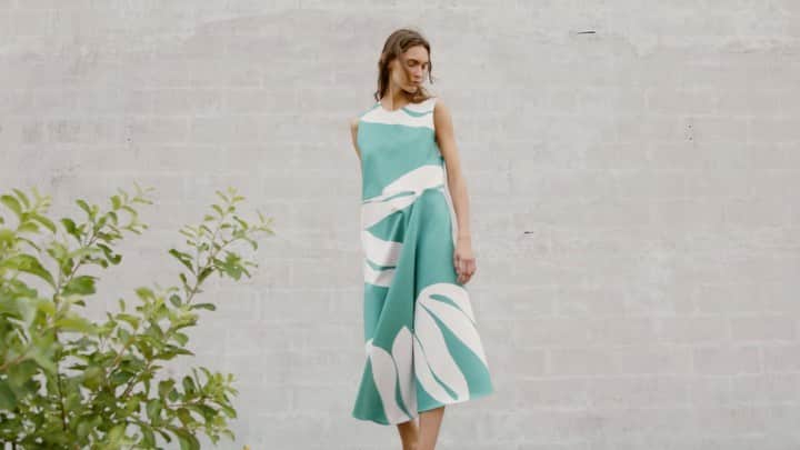 のインスタグラム：「Marimekko’s spring/summer 2022 is here – we’re honoring nature’s art by introducing a fresh lens onto the wonders of the botanical realm. The foundation of our SS22 rests on Antti Kekki’s new prints inspired by foliage and flowers. For us, flora is as fascinating as any abstract art! 🎨 🌱  ⠀⠀⠀⠀⠀⠀⠀⠀⠀ Feel the unbounded energy of spring.  ⠀⠀⠀⠀⠀⠀⠀⠀⠀ Explore the new collection – link in bio. #marimekko」