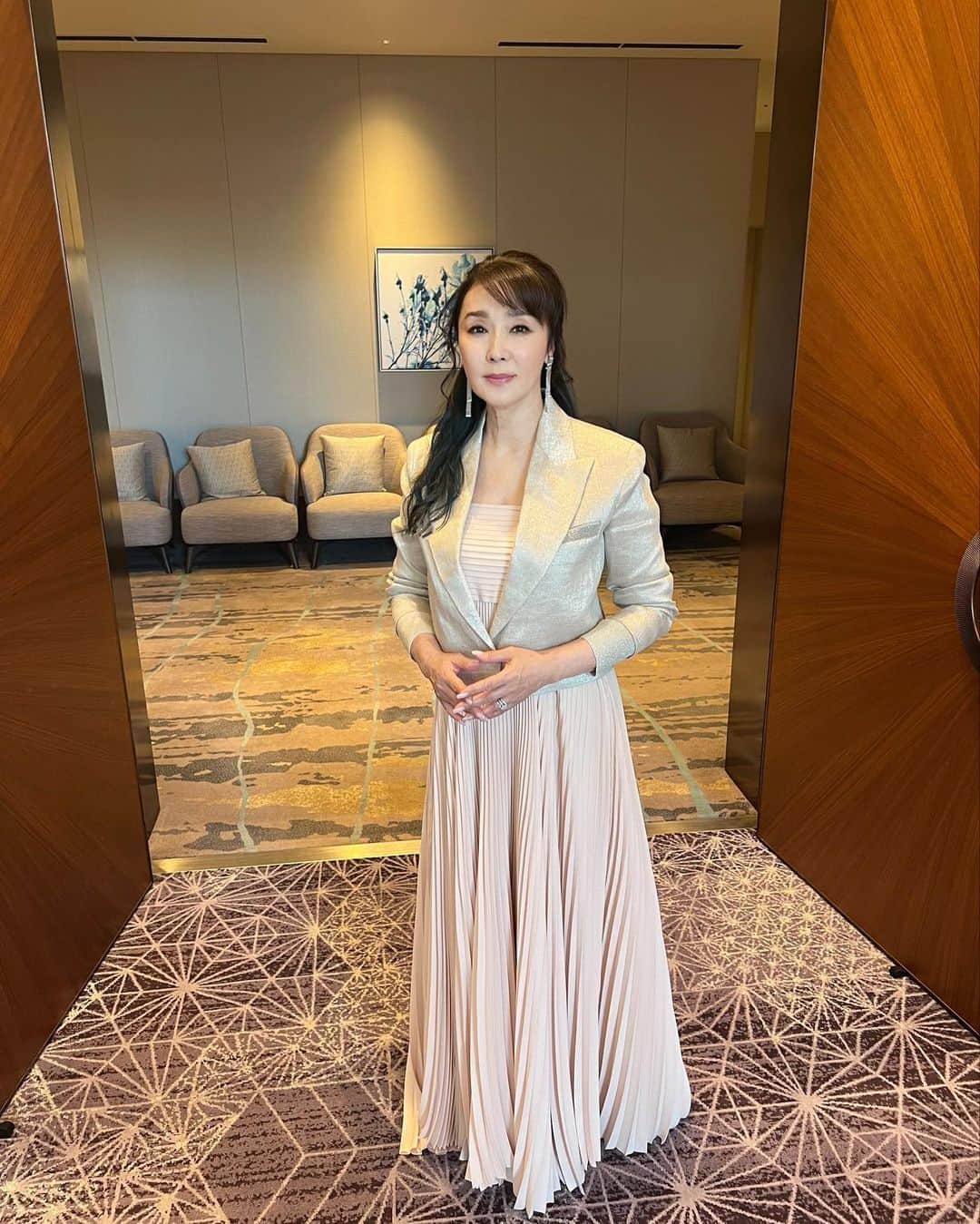 浅野ゆう子のインスタグラム：「本日  熱海五郎一座  【任侠サーカス 　〜キズナたちの挽歌〜】  制作発表会がありました。  とっても素敵なドレスやジュエリーを身につけさせていただき、嬉しかった〜💕　^_^  ドレス @fabianafilippi  さん @aoi.1961  さん  ジュエリー @grossejapan  さん  ありがとうございました❣️  5月29日 日曜日より 新橋演舞場にて公演  たくさんの皆さまに、新橋演舞場でお会い出来ますことを楽しみにしております。  #新橋演舞場 #熱海五郎一座 #6月公演 #発表会 #ドレス #fabianafilippi さん #ジュエリー #grossejapan さん #ありがとうございました #浅野ゆう子」