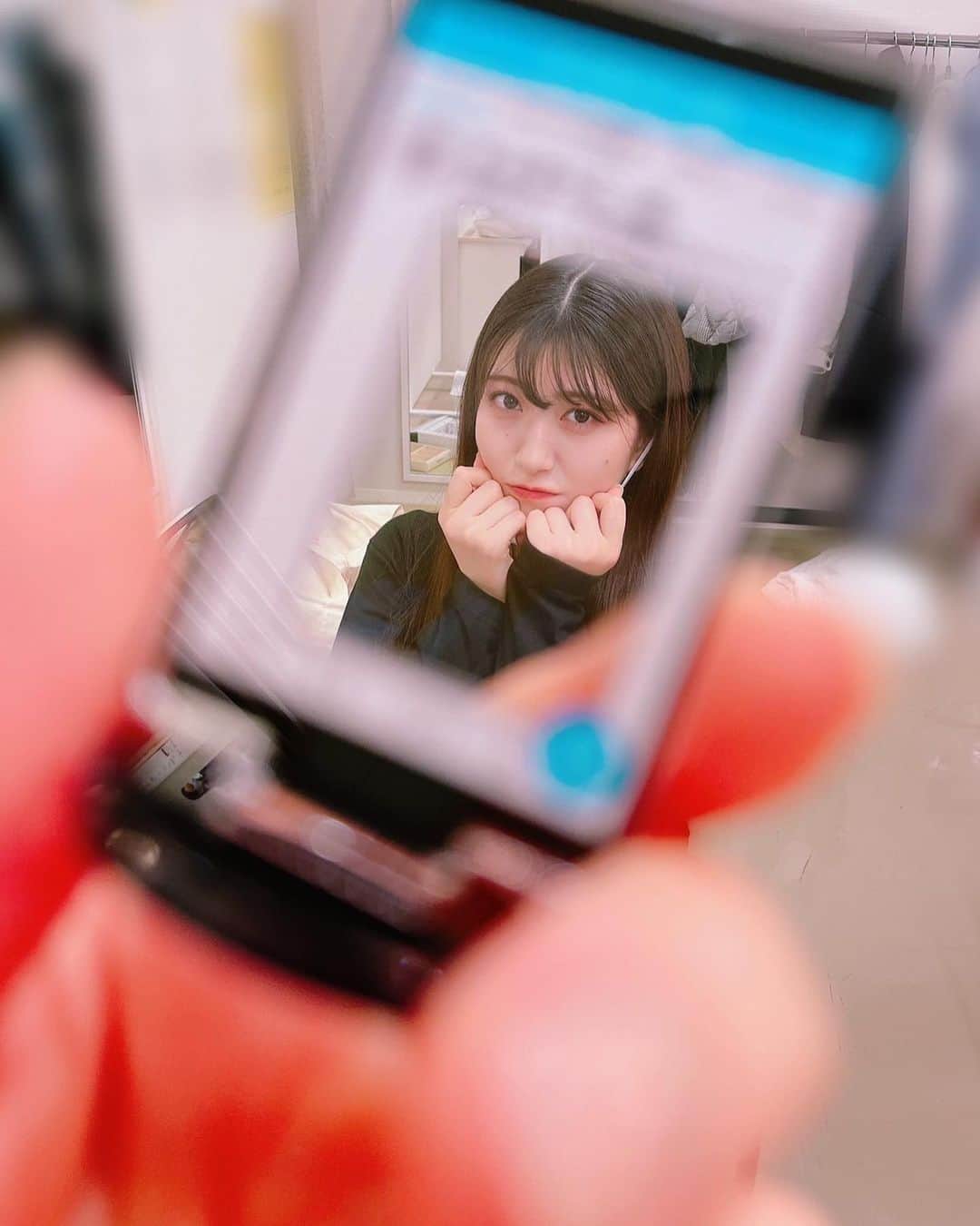 のインスタグラム：「スッペシャルアニバーサリー🌟20歳を迎えたあかねちん‧✧̣̥̇‧  🎂HAPPY BIRTHDAY‪ 𓈒🎉  あかねちんが20代突入とか 感慨深いです( ; ; )♡♡♡  ガシャポンでGetした SNSの画面風になるアクリルメンバーの顔ハメver.  皆で遊んだよ👾  最近のガシャポンて面白いのばっかりで沢山やっちゃう!!!  #morningmusume22 #モーニング娘22 #譜久村聖 #生田衣梨奈 #えりぽんかわいい #小田さくら #小田ちゃん  #羽賀朱音 #あかねちん #お誕生日 #祝 #20歳 #あかねちんおめでとう」